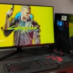 Cấu hình PC chơi game với hình nền Cyberpunk 2077 trên màn hình