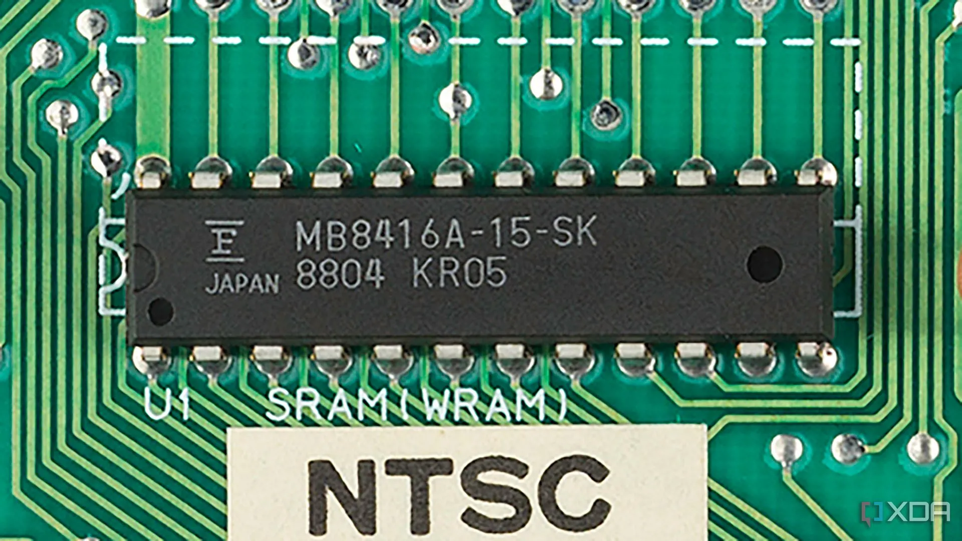Chip RAM làm việc (WRAM) 2KB trên bo mạch chủ NES