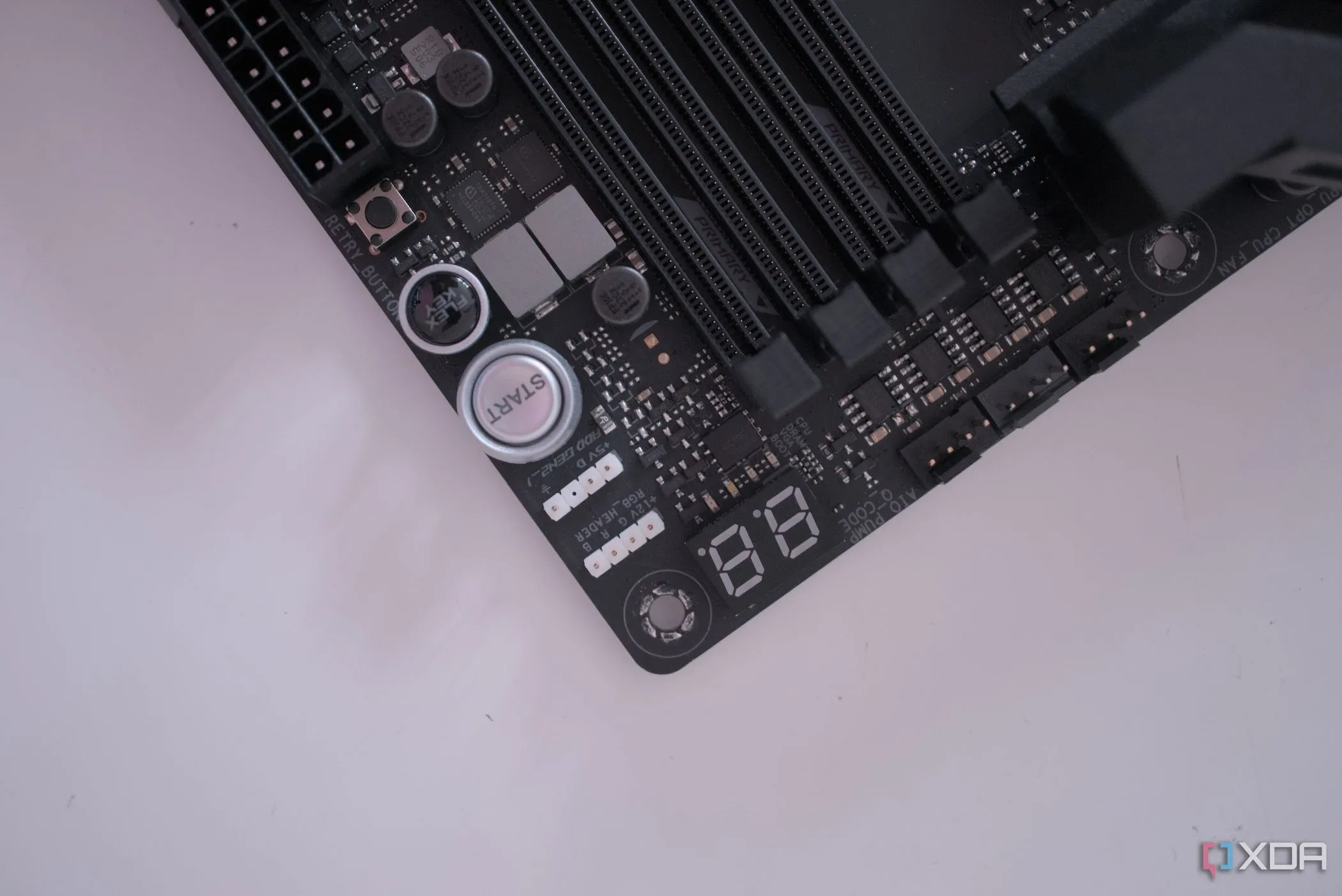 Công cụ debug trên bo mạch chủ ASUS ROG Crosshair X670E Hero