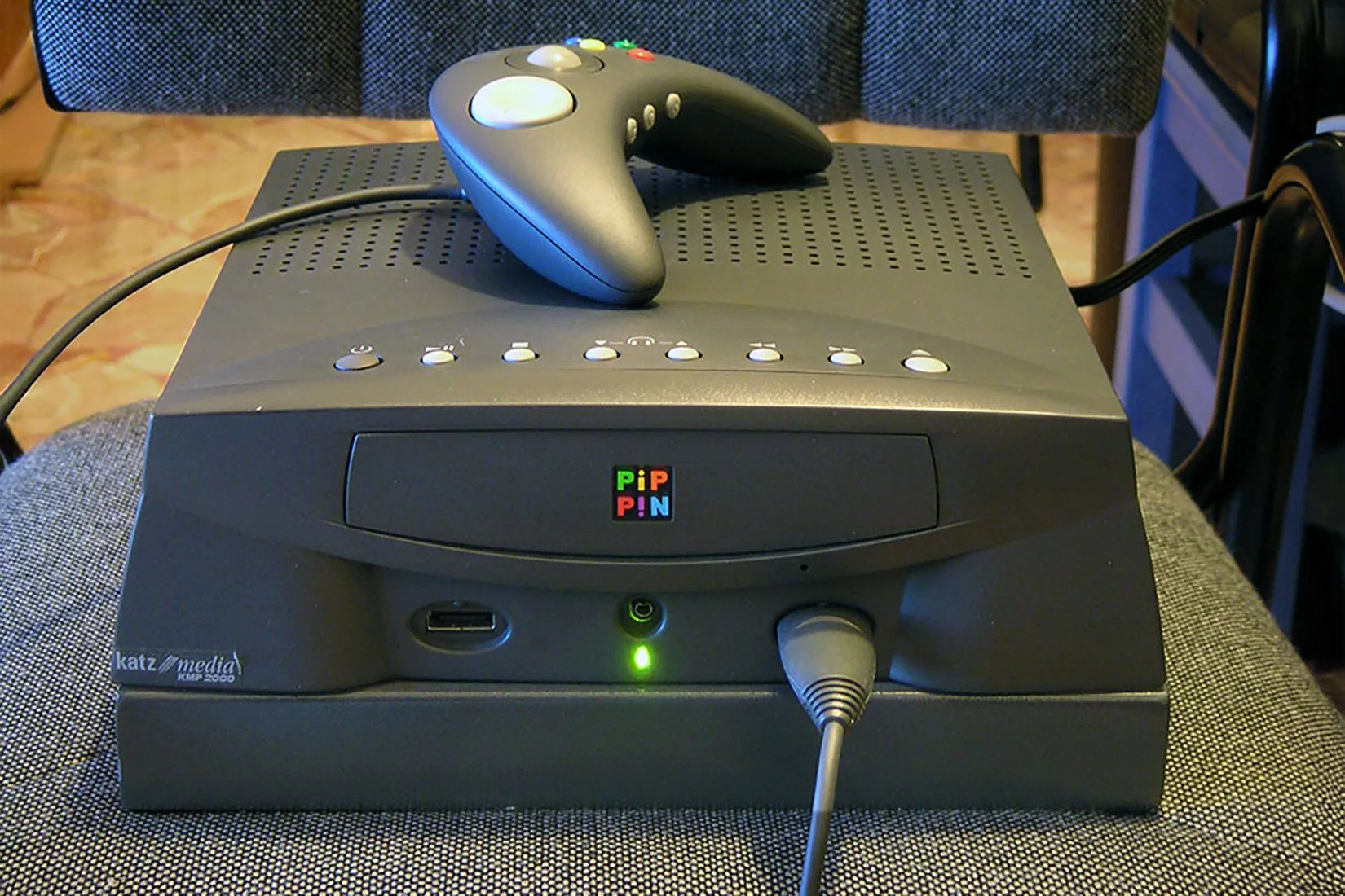 Console Apple Bandai Pippin phiên bản Katz Media, cho thấy ý tưởng nền tảng mở của Apple