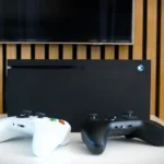Console Xbox Series X và tay cầm trên bàn, sẵn sàng cho trải nghiệm game
