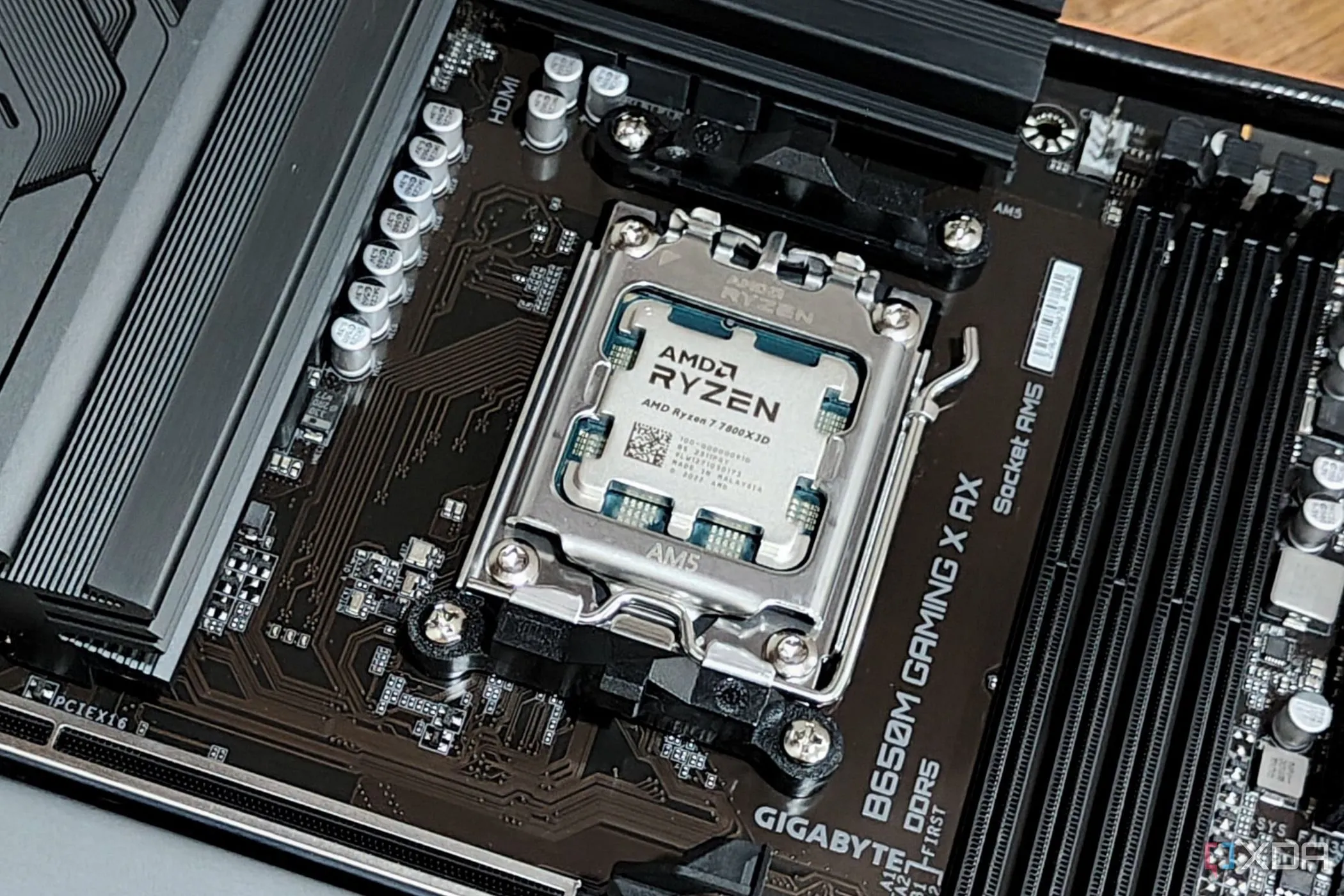CPU AMD Ryzen 7 7800X3D đã lắp trên bo mạch chủ, minh họa cho linh kiện bộ vi xử lý an toàn khi mua đã qua sử dụng để tiết kiệm chi phí build PC.