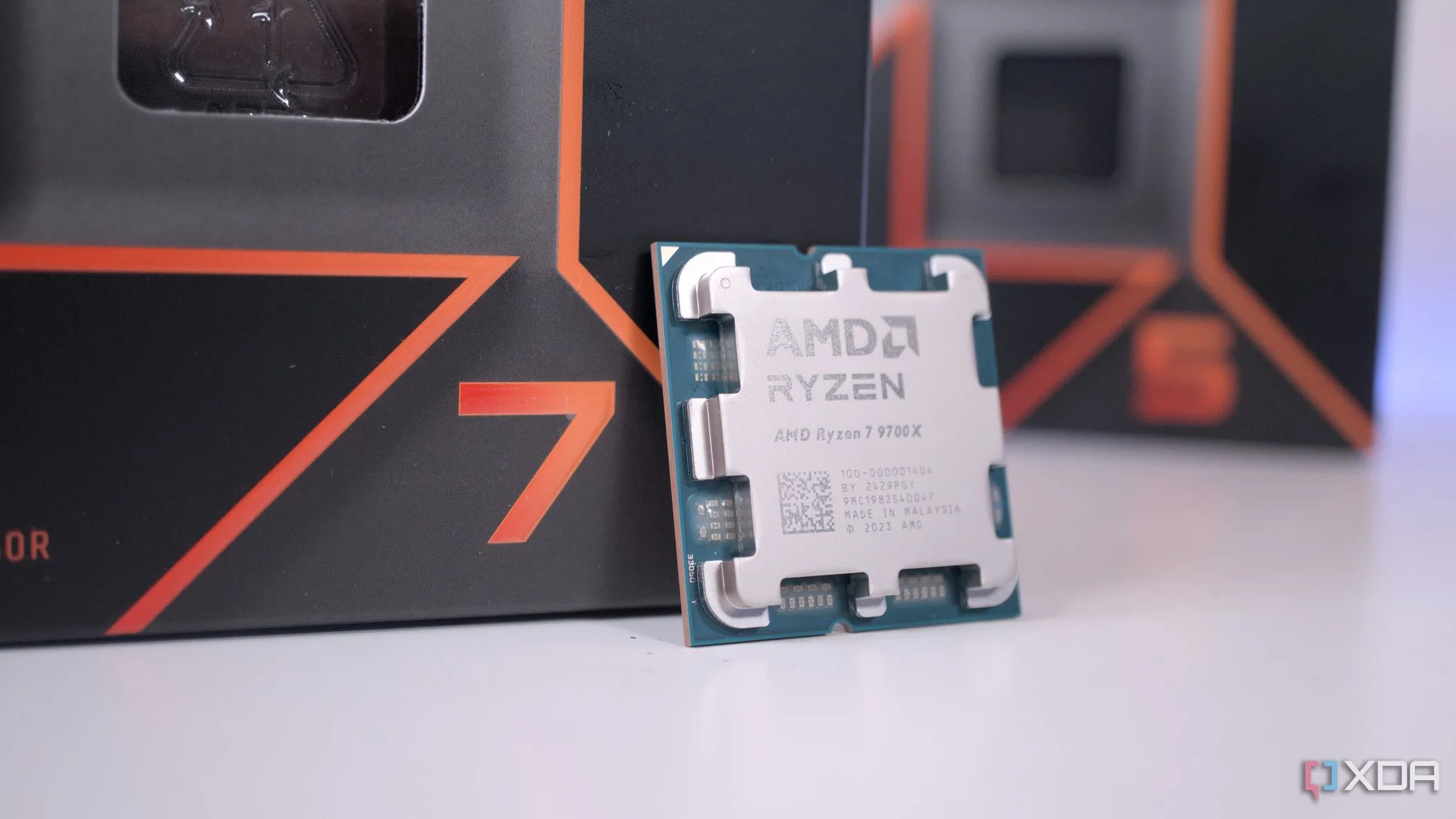 CPU AMD Ryzen 7 9700X cùng hộp sản phẩm Ryzen 5