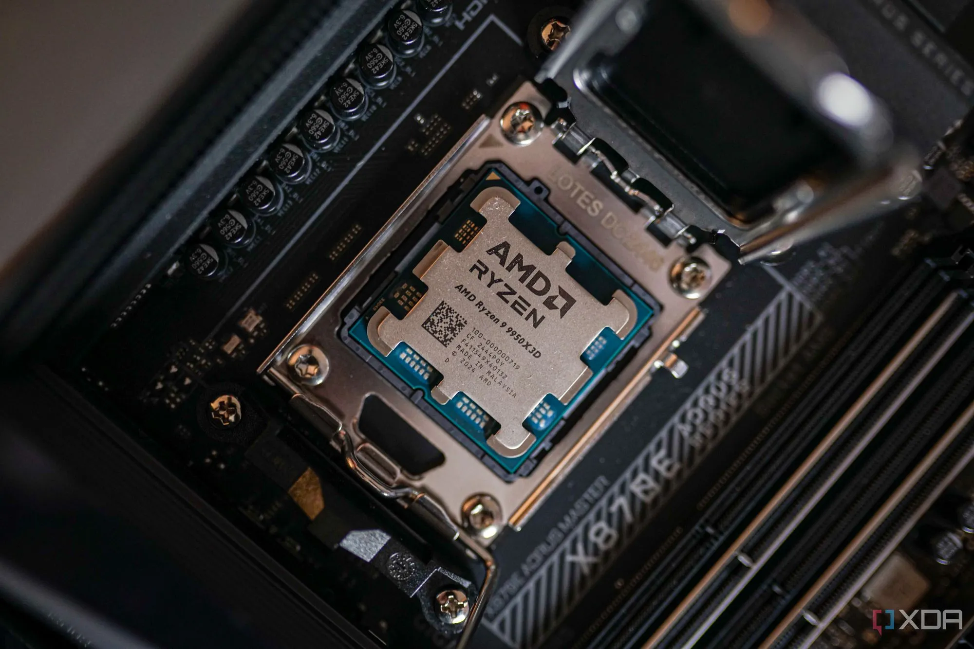CPU AMD Ryzen 9 9950X3D được lắp trên bo mạch chủ AM5