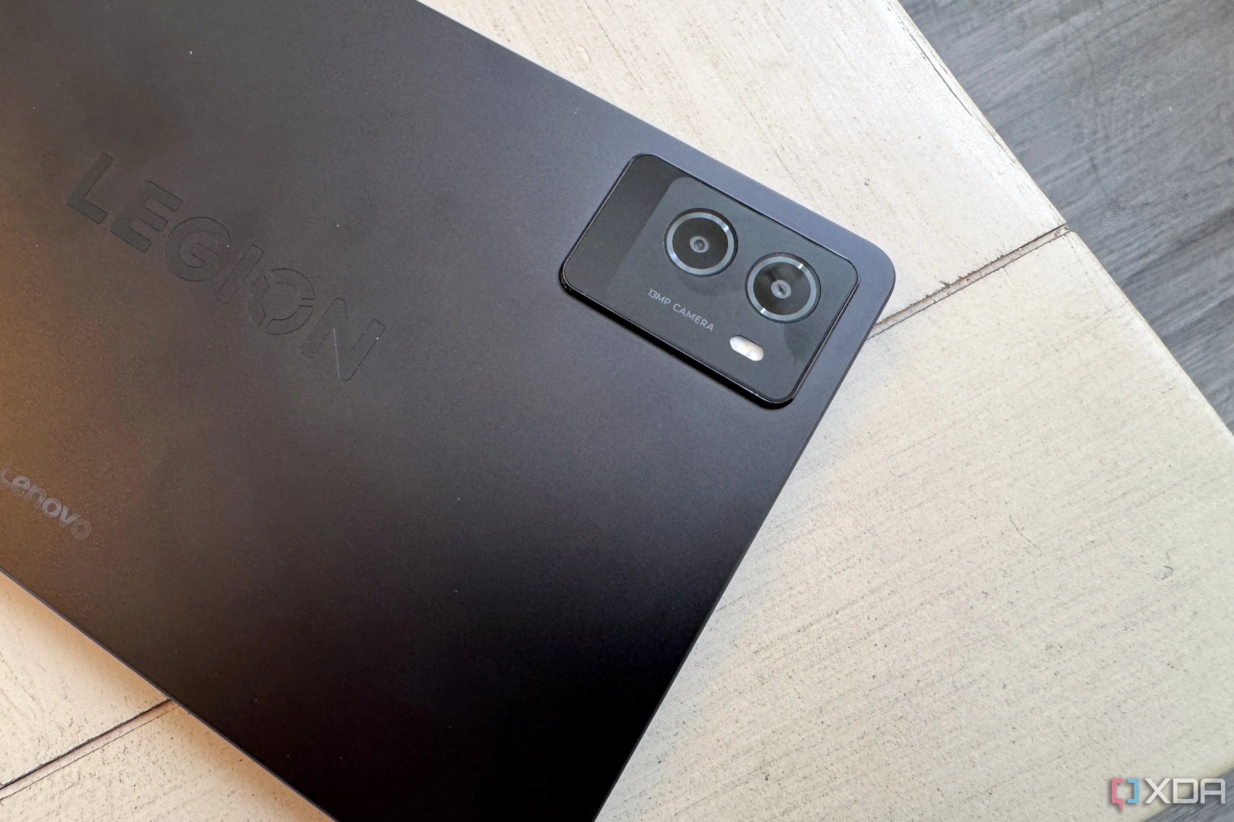 Cụm camera sau của Lenovo Legion Tab Gen 3, bao gồm ống kính chính và macro, trên nền vỏ kim loại màu đen.