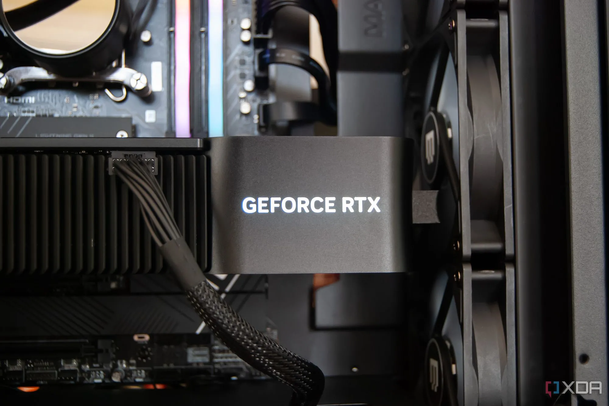 Dàn PC gaming Maingear MG-1 với card đồ họa NVIDIA RTX 4080 Super mạnh mẽ