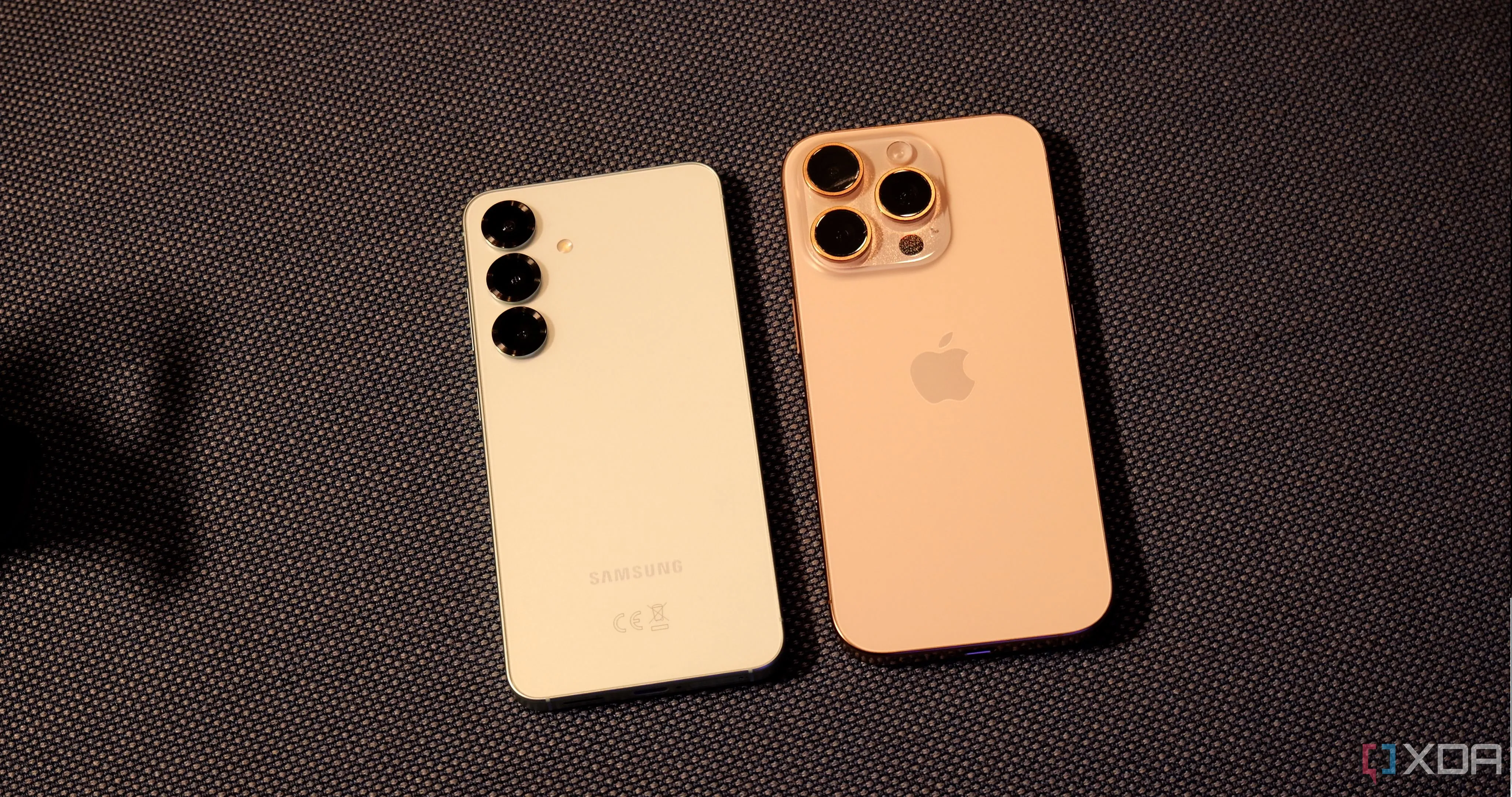 Điện thoại Samsung Galaxy S25 và iPhone, minh họa cho các thiết bị di động được miễn thuế nhập khẩu tại Mỹ