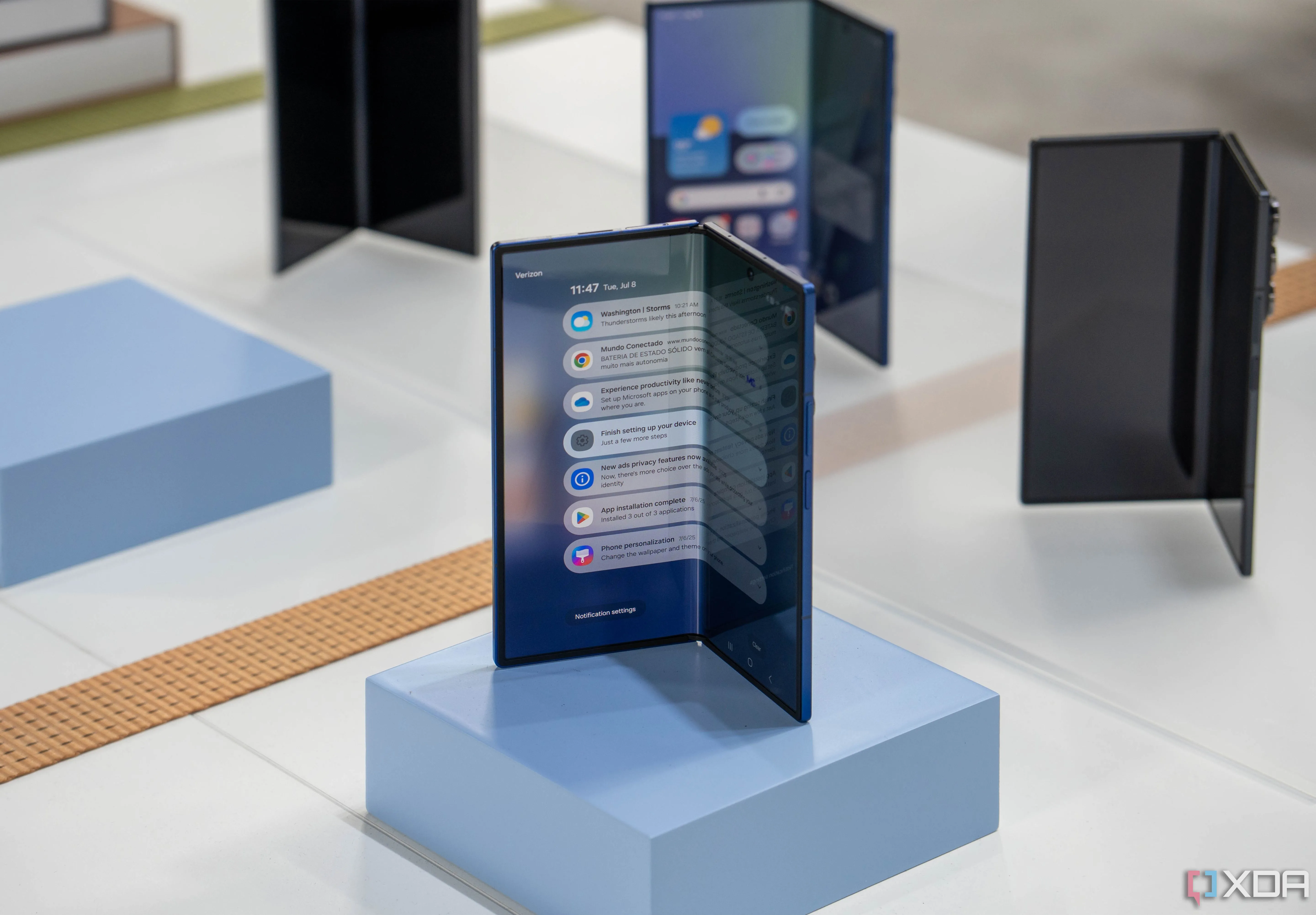 Điện thoại Samsung Galaxy Z Fold 7 đang gập một phần, đặt thẳng đứng trên màn hình hiển thị