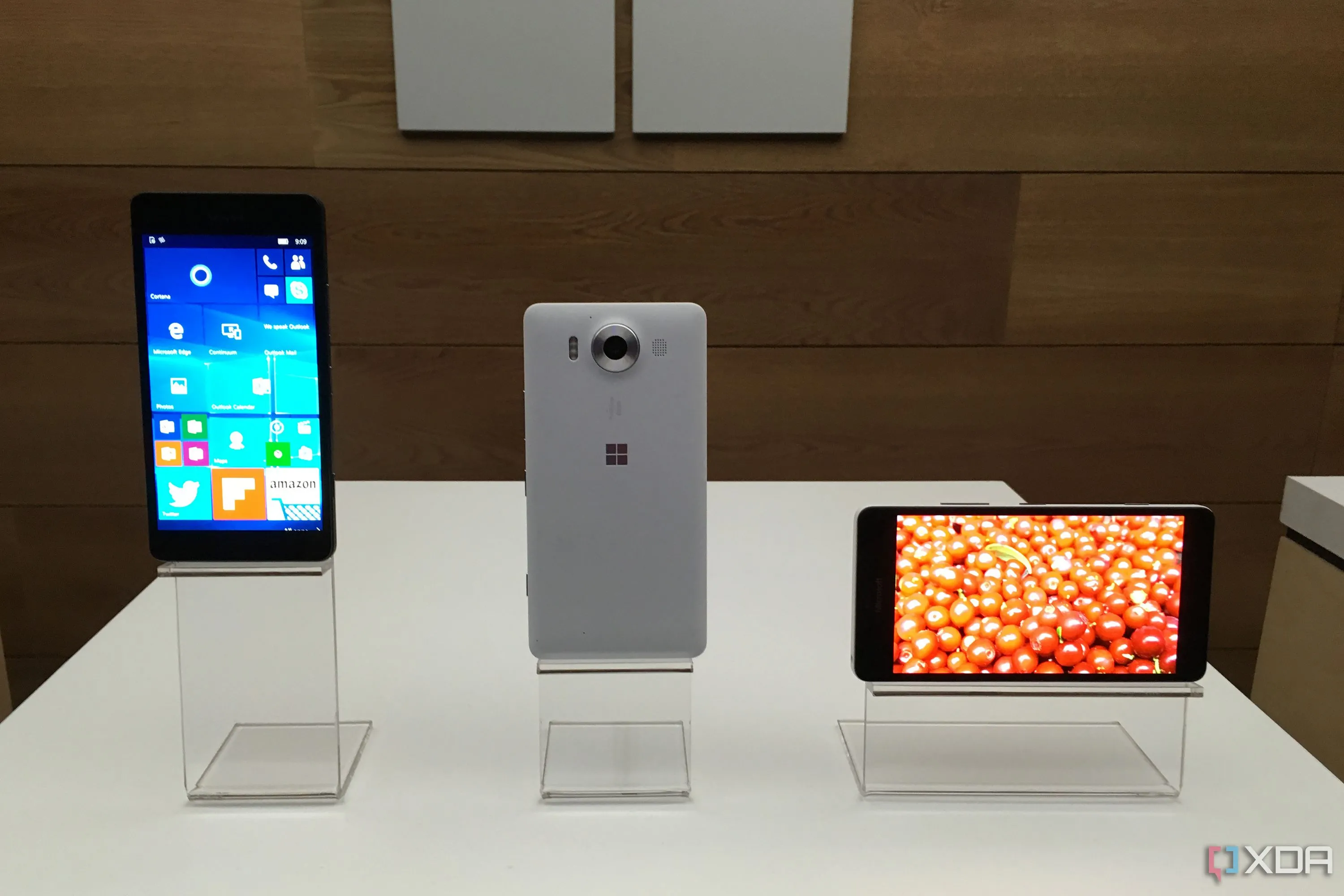 Điện thoại thông minh Microsoft Lumia 950, chạy hệ điều hành Windows 10 Mobile