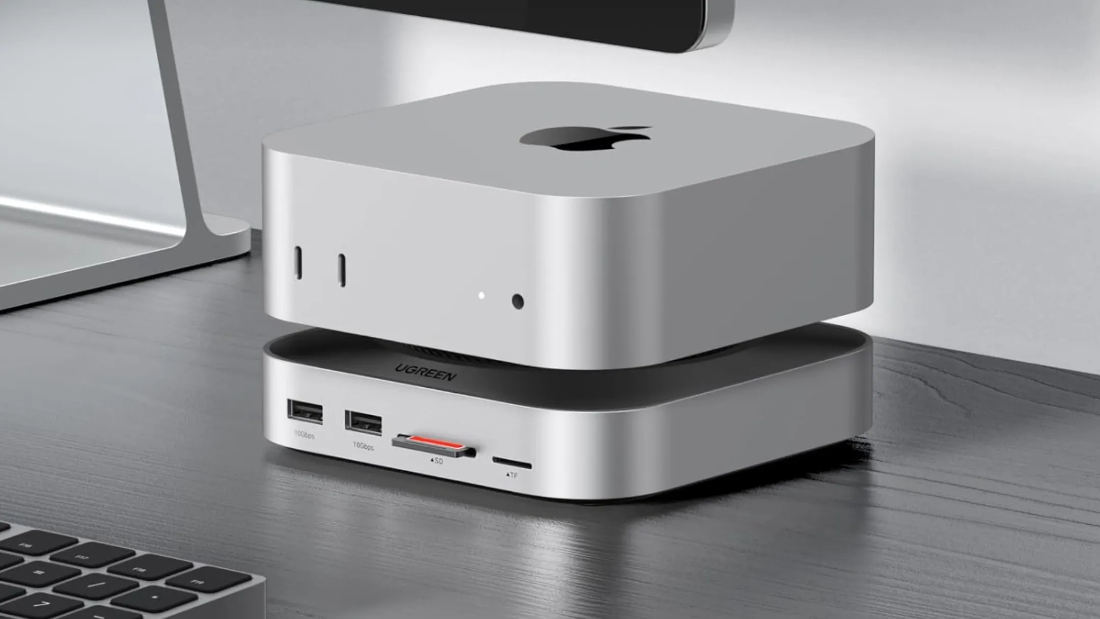 Dock Ugreen Mac Mini M4 trên bàn làm việc, cho thấy các cổng kết nối và khay SSD M.2