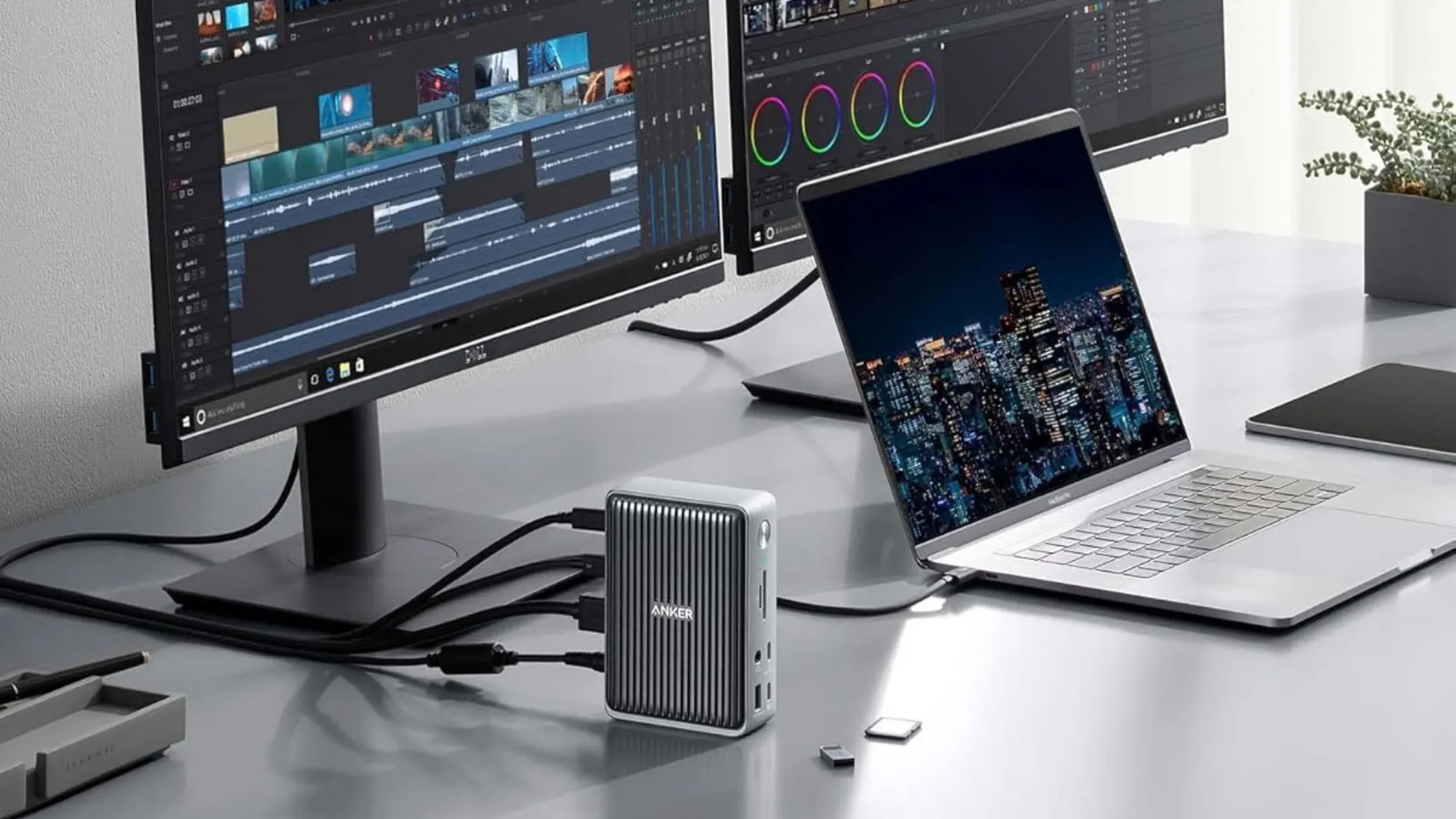 Docking station Anker 577 kết nối đa dạng trên bàn làm việc cùng laptop