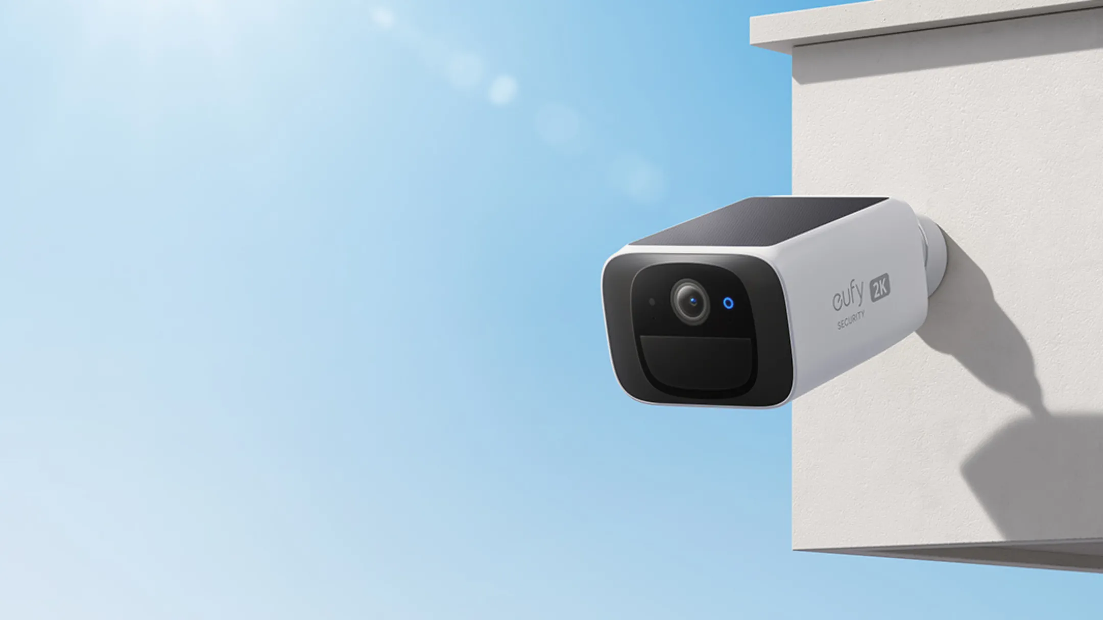 Eufy SoloCam S220 được lắp đặt ngoài trời, minh họa khả năng chống chịu thời tiết và sạc năng lượng mặt trời