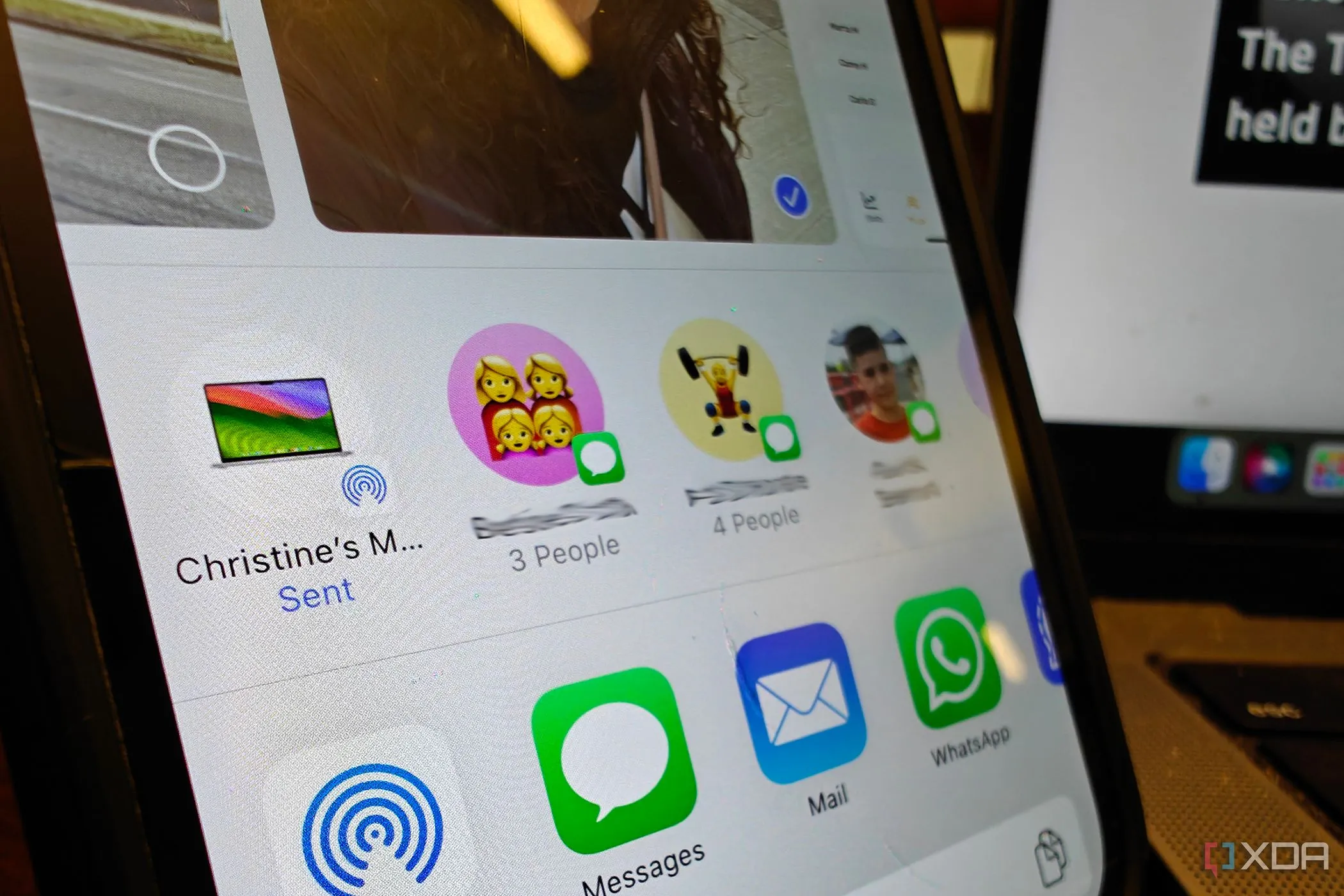 Giao diện AirDrop trên iPhone cho thấy tệp đã gửi thành công, minh họa tính năng chia sẻ dữ liệu không dây liền mạch