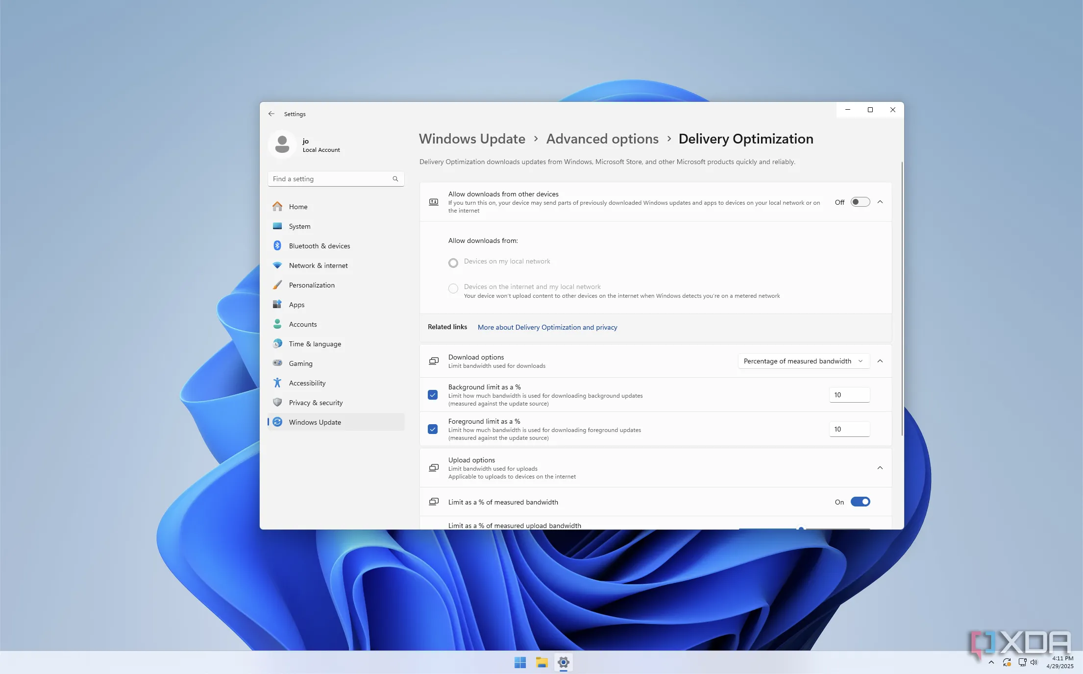 Giao diện cài đặt Tối ưu hóa phân phối Windows Update với giới hạn băng thông tải xuống 10%