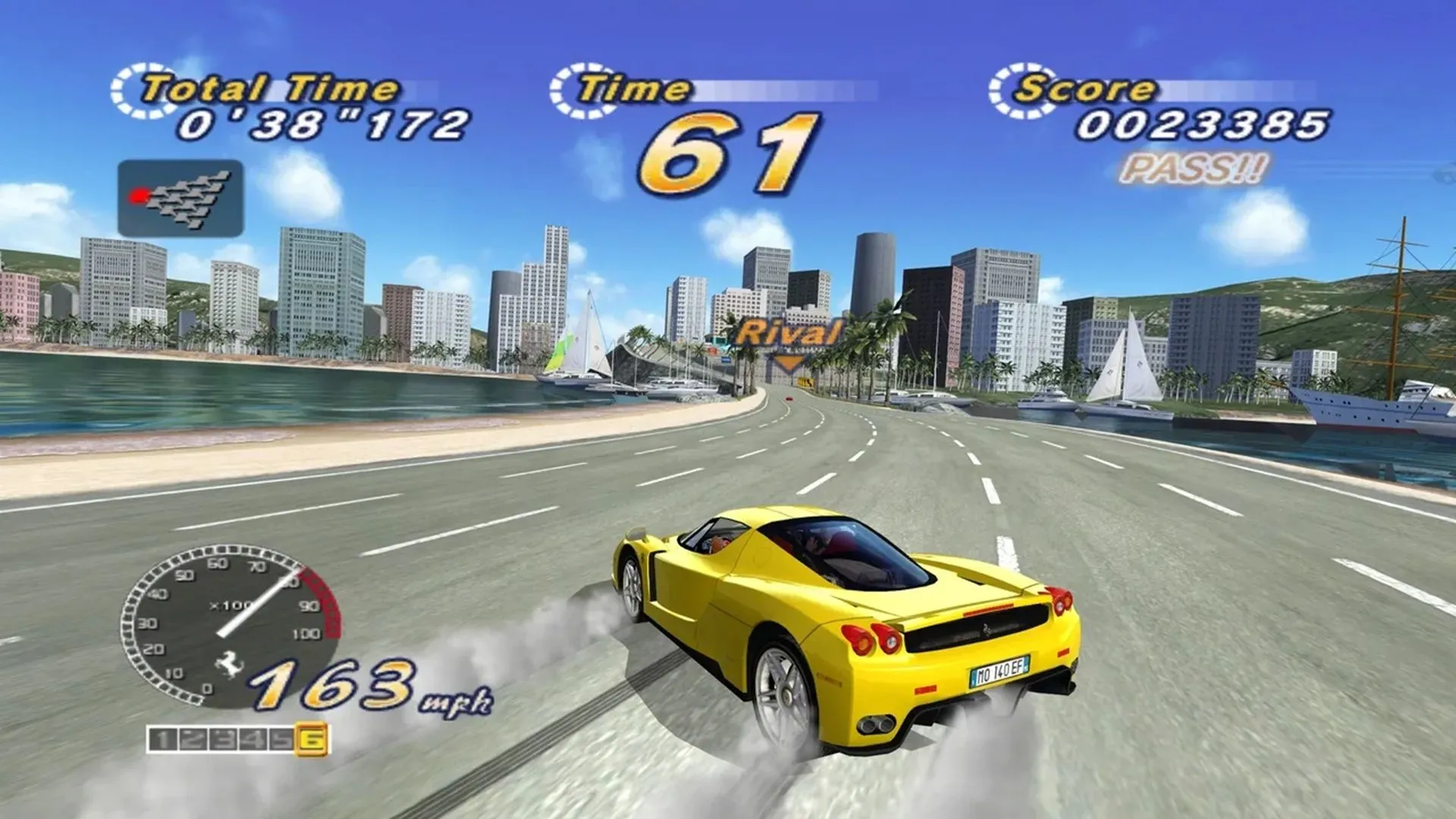 Giao diện gameplay sống động của tựa game đua xe OutRun 2006: Coast 2 Coast trên Xbox gốc