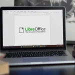 Giao diện LibreOffice Writer trên máy tính xách tay, thể hiện sự thay thế hiệu quả cho Microsoft Word.