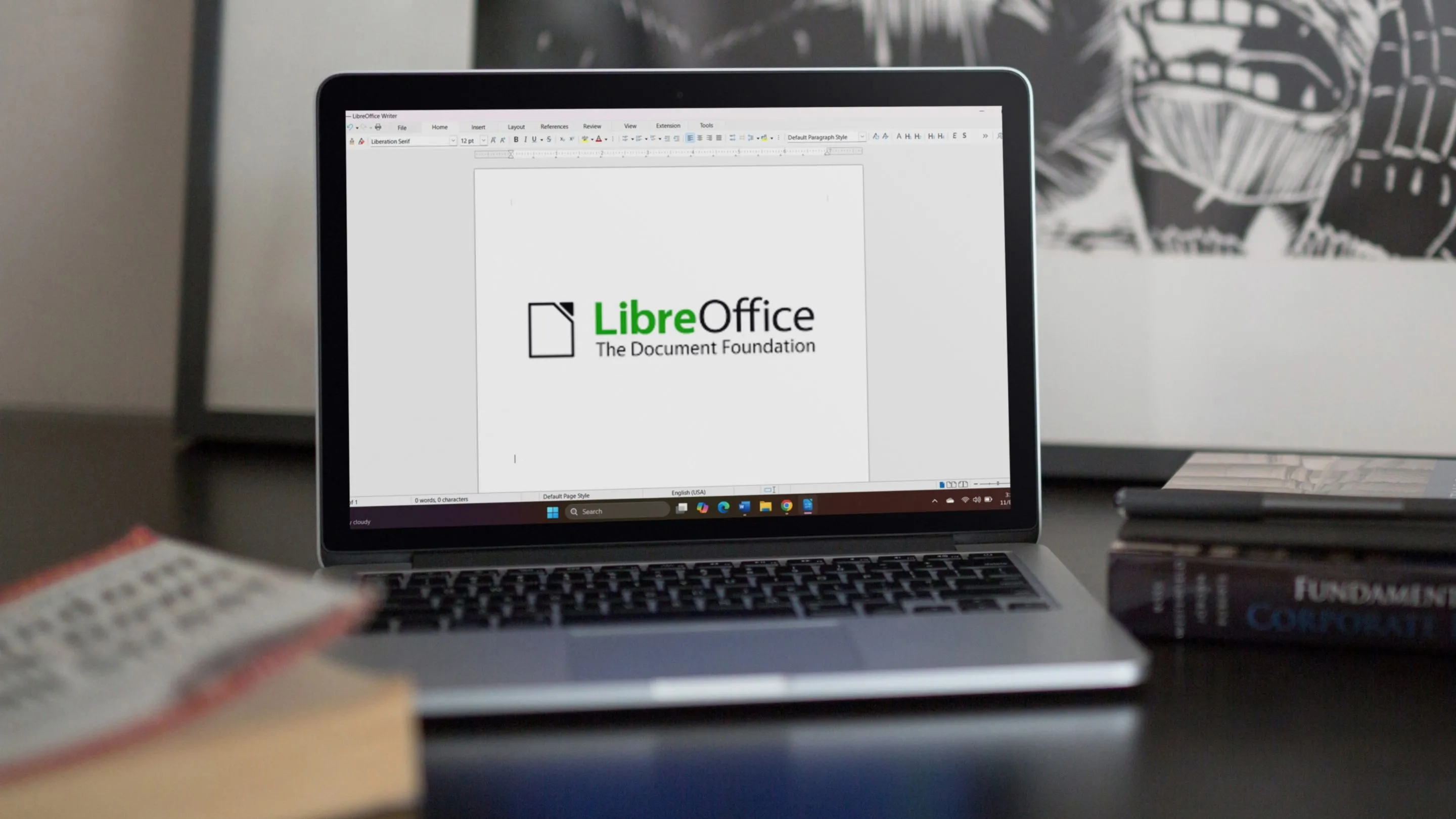 Giao diện LibreOffice Writer trên máy tính xách tay, thể hiện sự thay thế hiệu quả cho Microsoft Word.