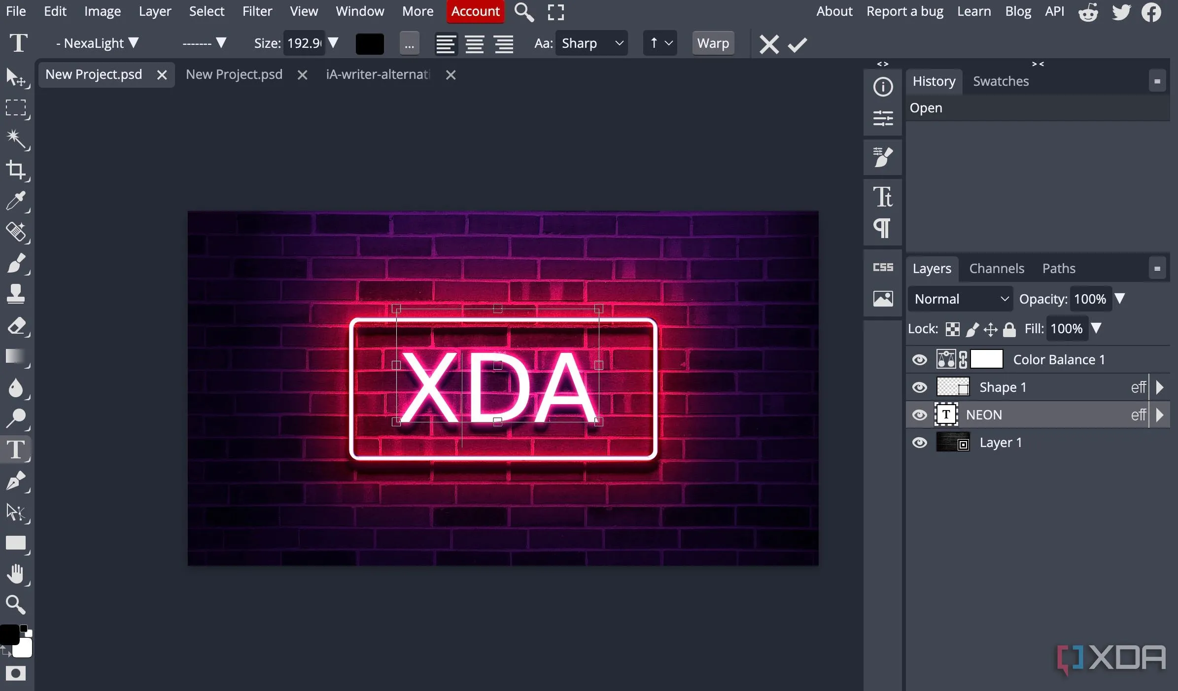 Giao diện Photopea quen thuộc tương tự Photoshop với thanh công cụ và bảng điều khiển lớp.
