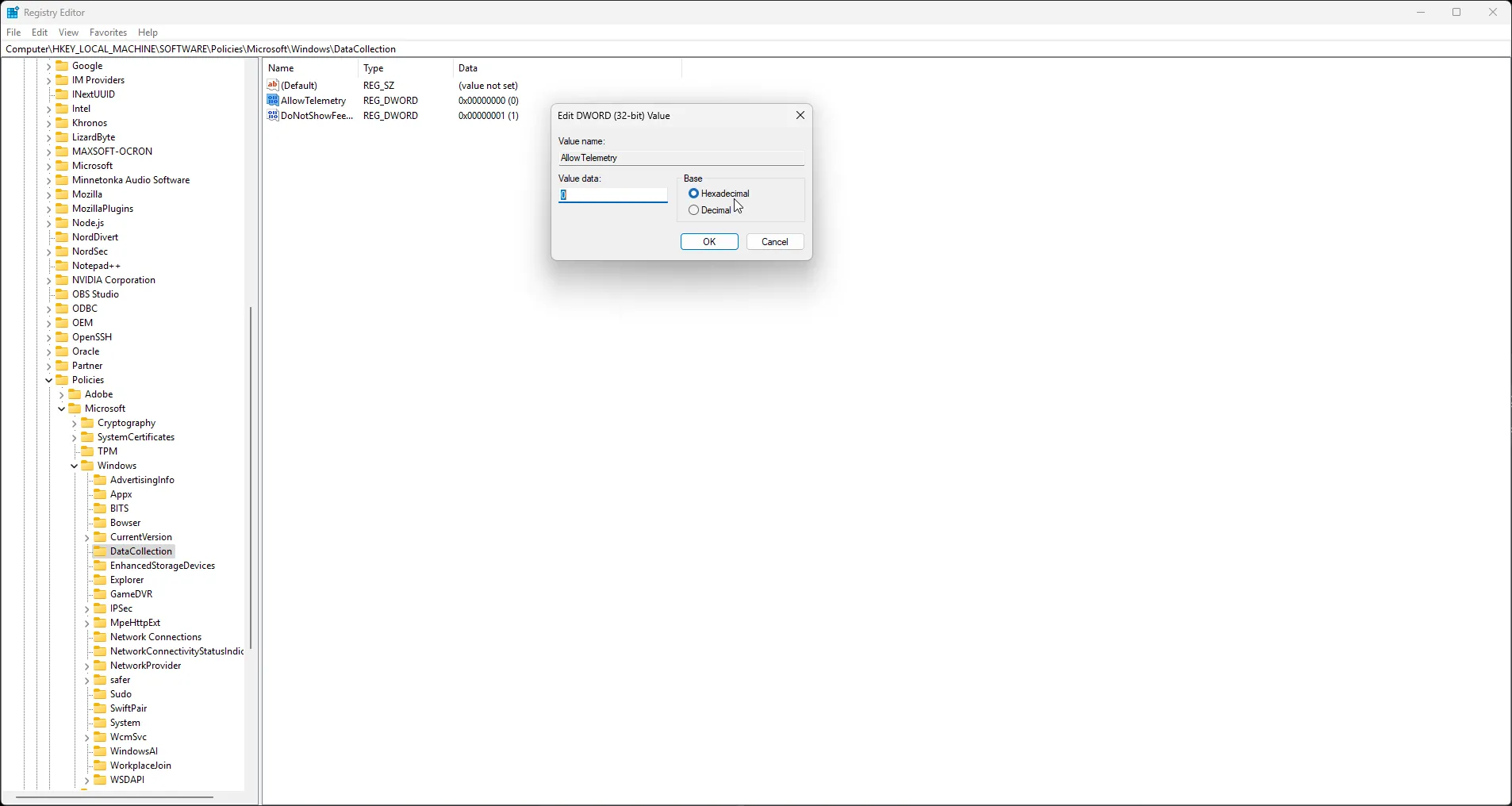 Giao diện Registry Editor hiển thị đường dẫn DataCollection, nơi điều chỉnh cài đặt Telemetry của Windows 11.