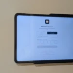 Giao diện Spacepad hiển thị trạng thái cuộc họp trên tablet cũ, giúp tối ưu không gian làm việc tại nhà.