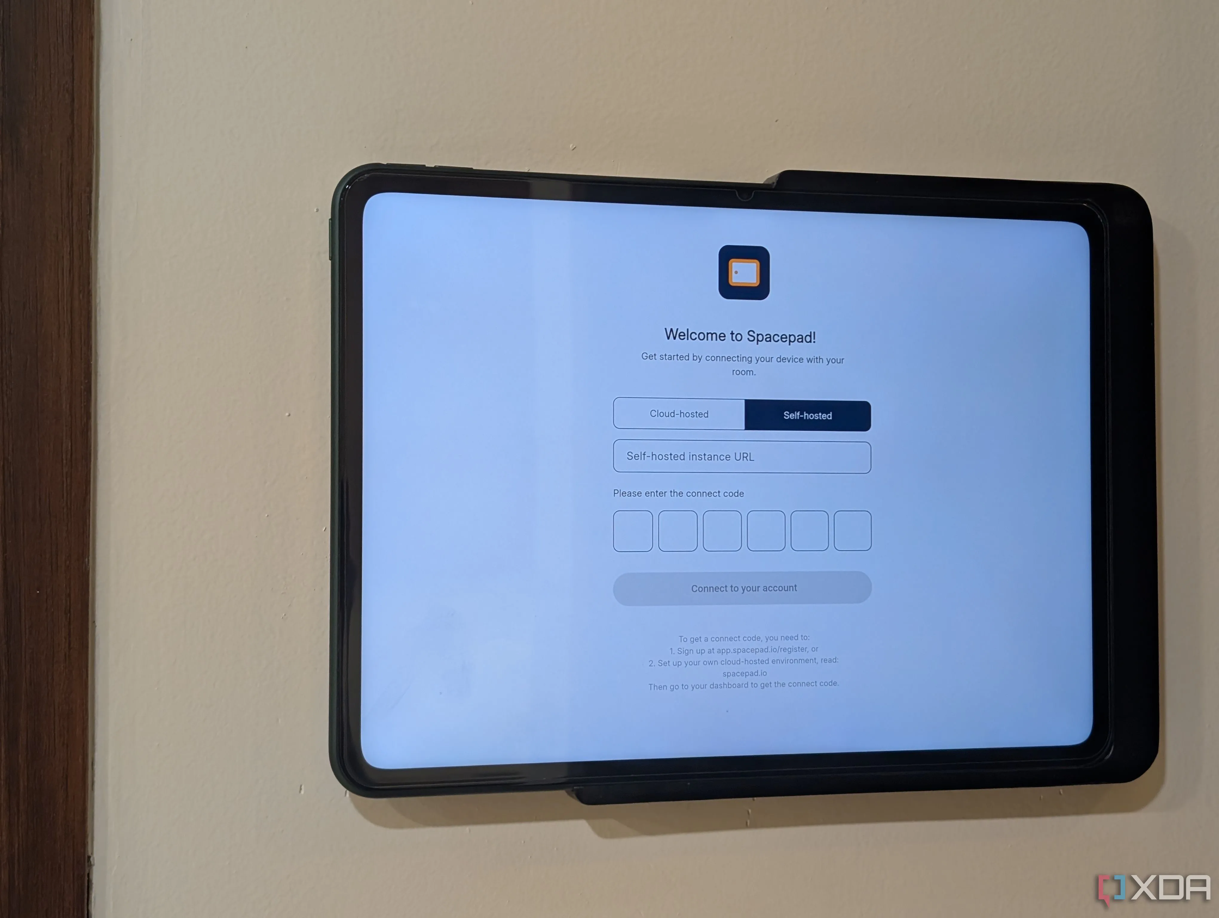 Giao diện Spacepad hiển thị trạng thái cuộc họp trên tablet cũ, giúp tối ưu không gian làm việc tại nhà.