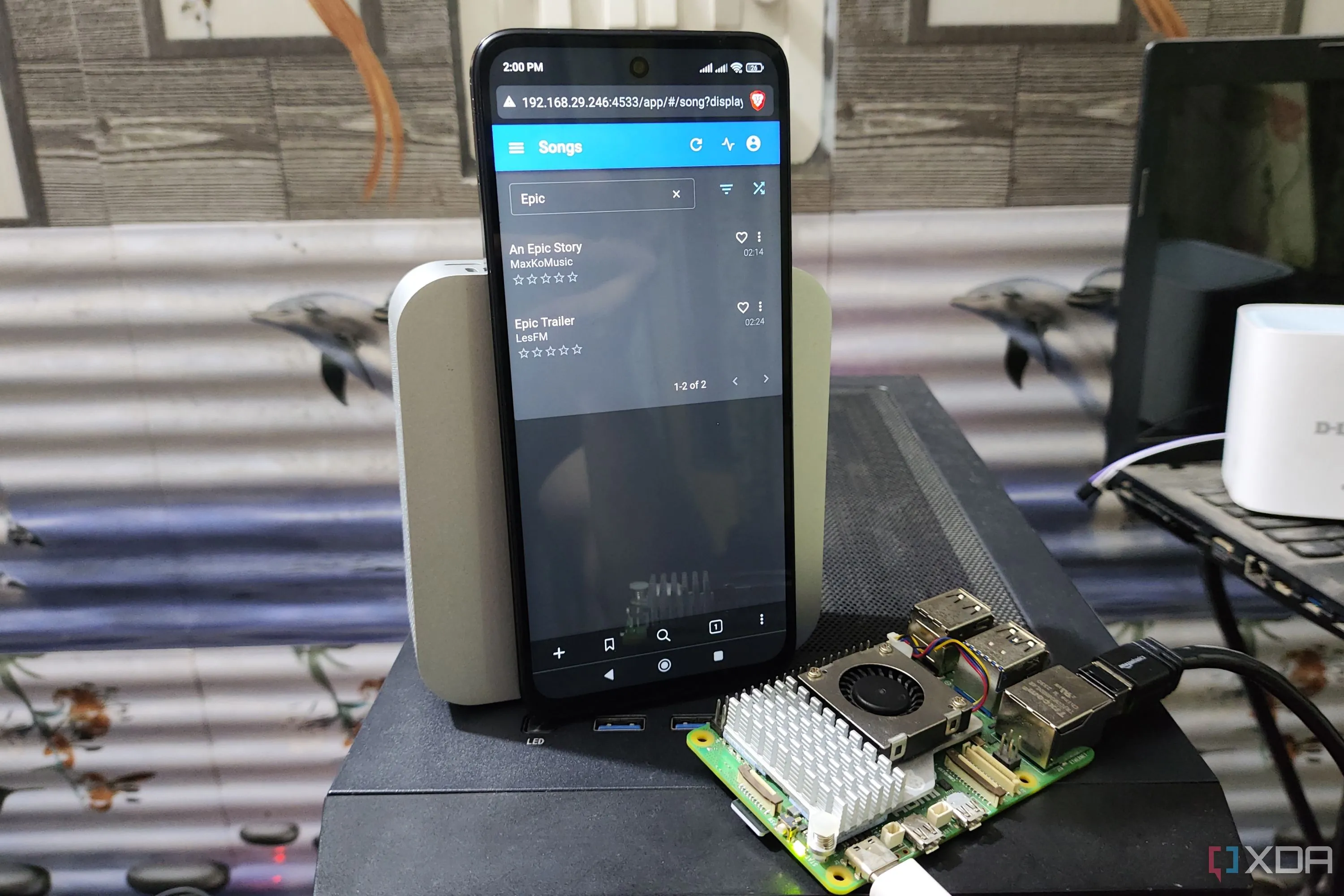 Giao diện web của Navidrome trên Poco M6 Pro với Raspberry Pi 5 đặt cạnh bên, minh họa hệ thống nghe nhạc tự host