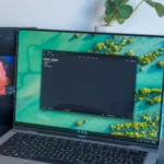 Giao diện Windows 11 trên laptop với ứng dụng Notepad và tính năng Copilot