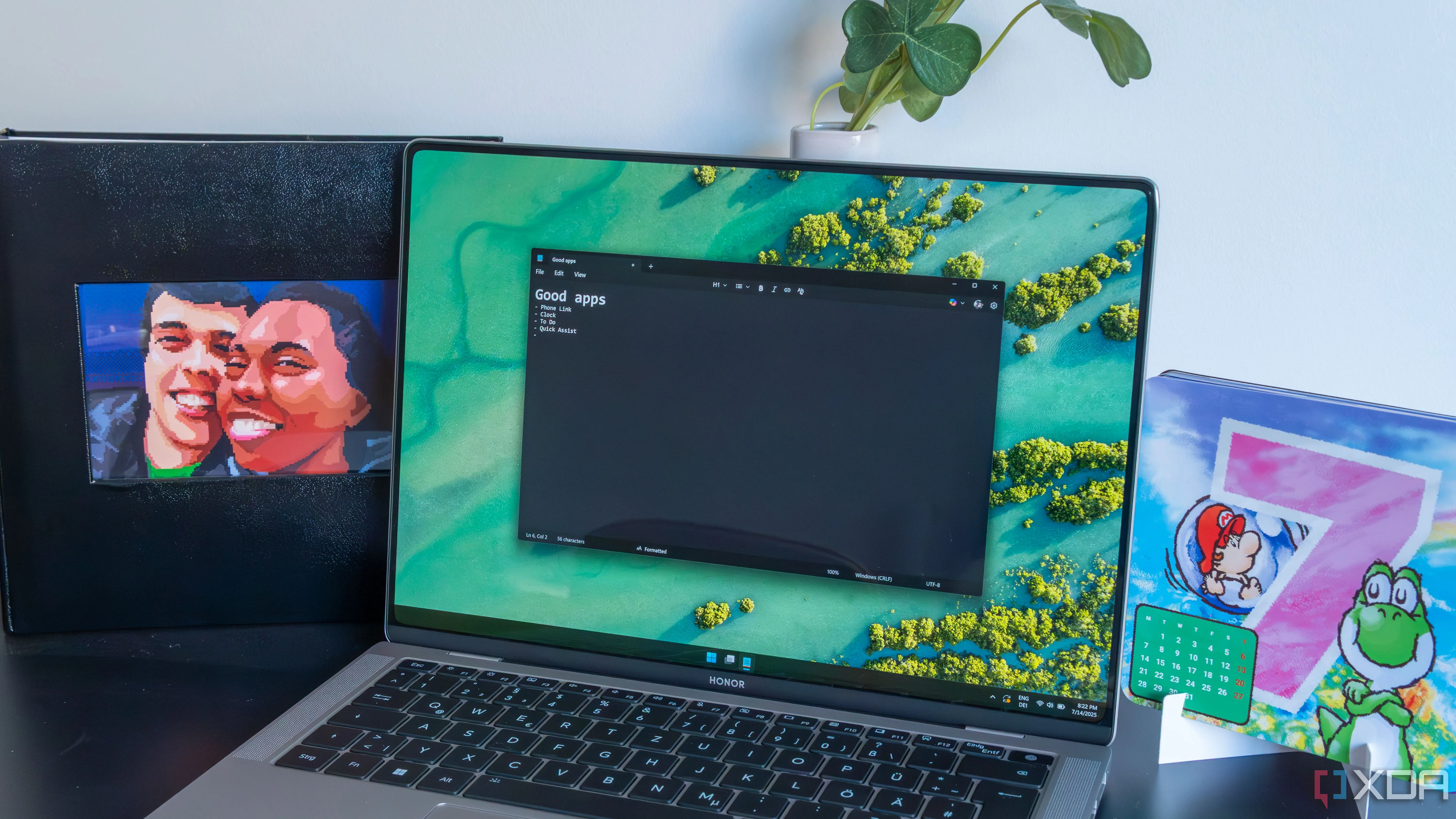 Giao diện Windows 11 trên laptop với ứng dụng Notepad và tính năng Copilot