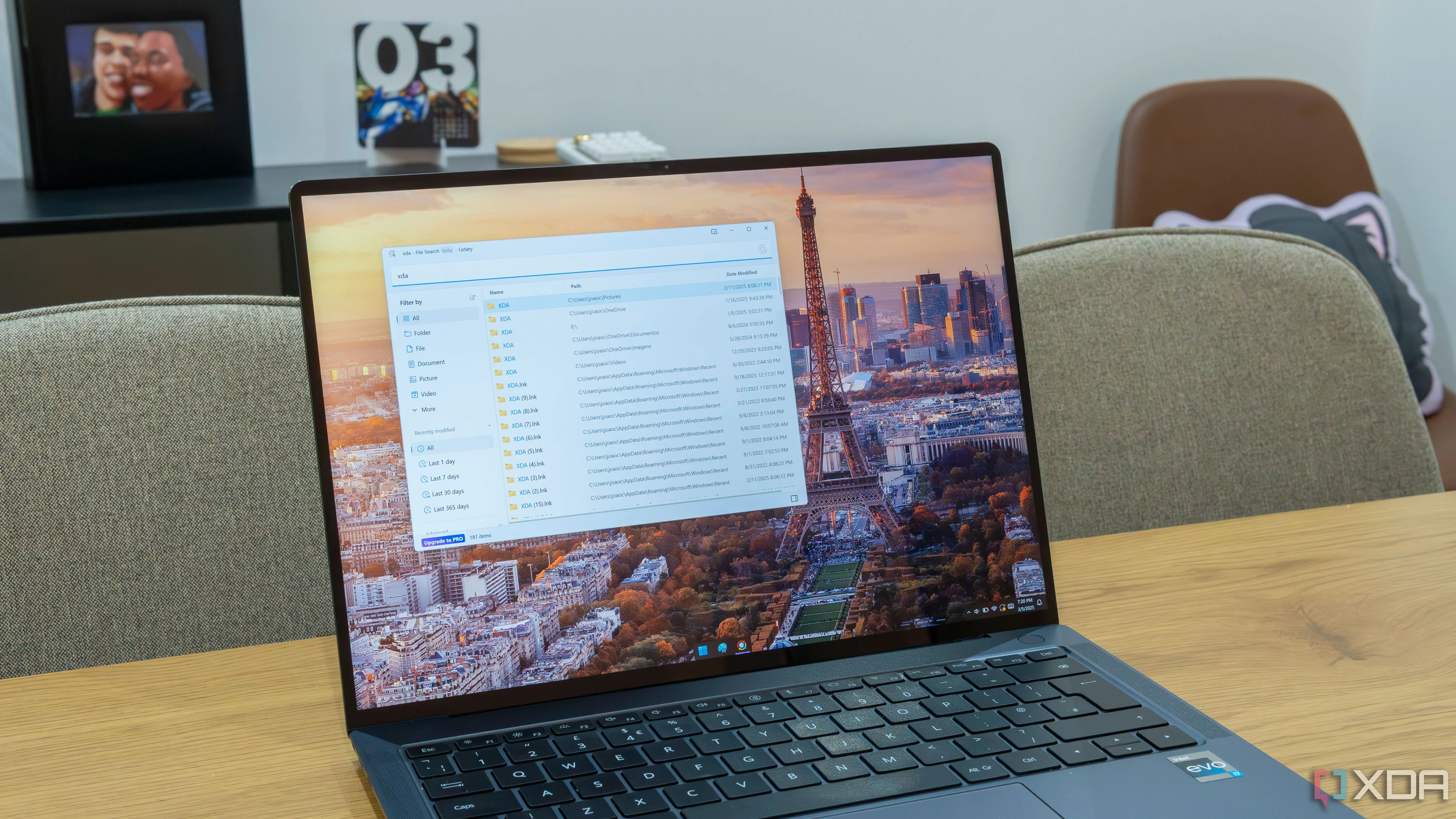 Giao diện Windows 11 trên máy tính xách tay, thể hiện môi trường làm việc và các bản cập nhật mới nhất