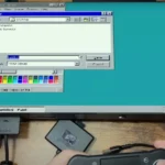 Giao diện Windows 95 đang chạy trên máy PlayStation 2, thể hiện sự thành công của dự án giả lập