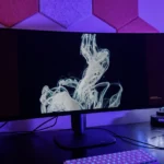 Góc cận cảnh màn hình Alienware AW3425DW hiển thị hình ảnh sắc nét trong môi trường chơi game