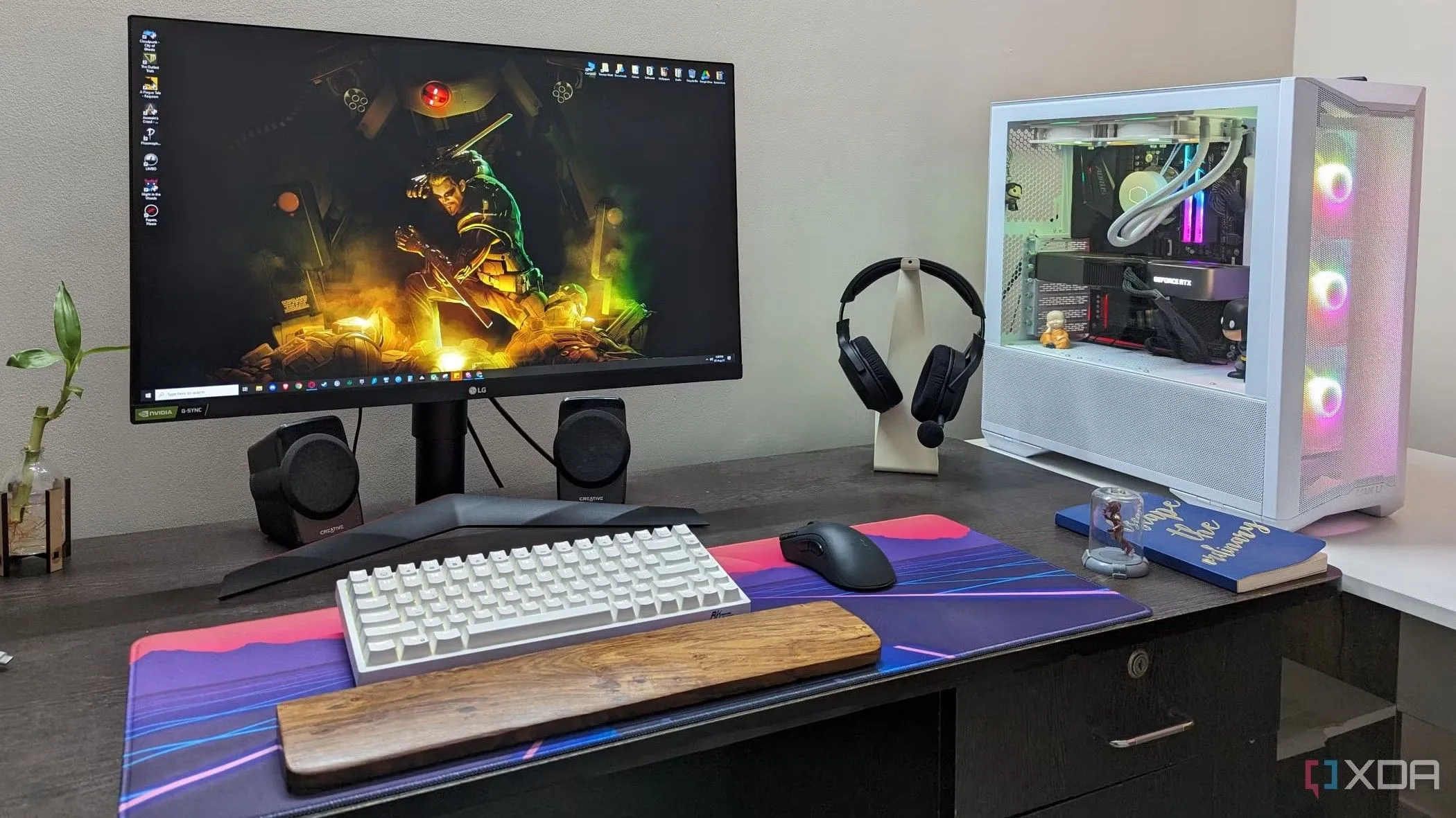 Góc làm việc với máy tính để bàn, minh họa cho việc sử dụng PrimoCache để tối ưu hiệu suất PC thông qua bộ nhớ đệm SSD và RAM.