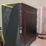 Góc nhìn cạnh của một PC gaming với vỏ case màu đen, làm nổi bật thiết kế và các linh kiện bên trong