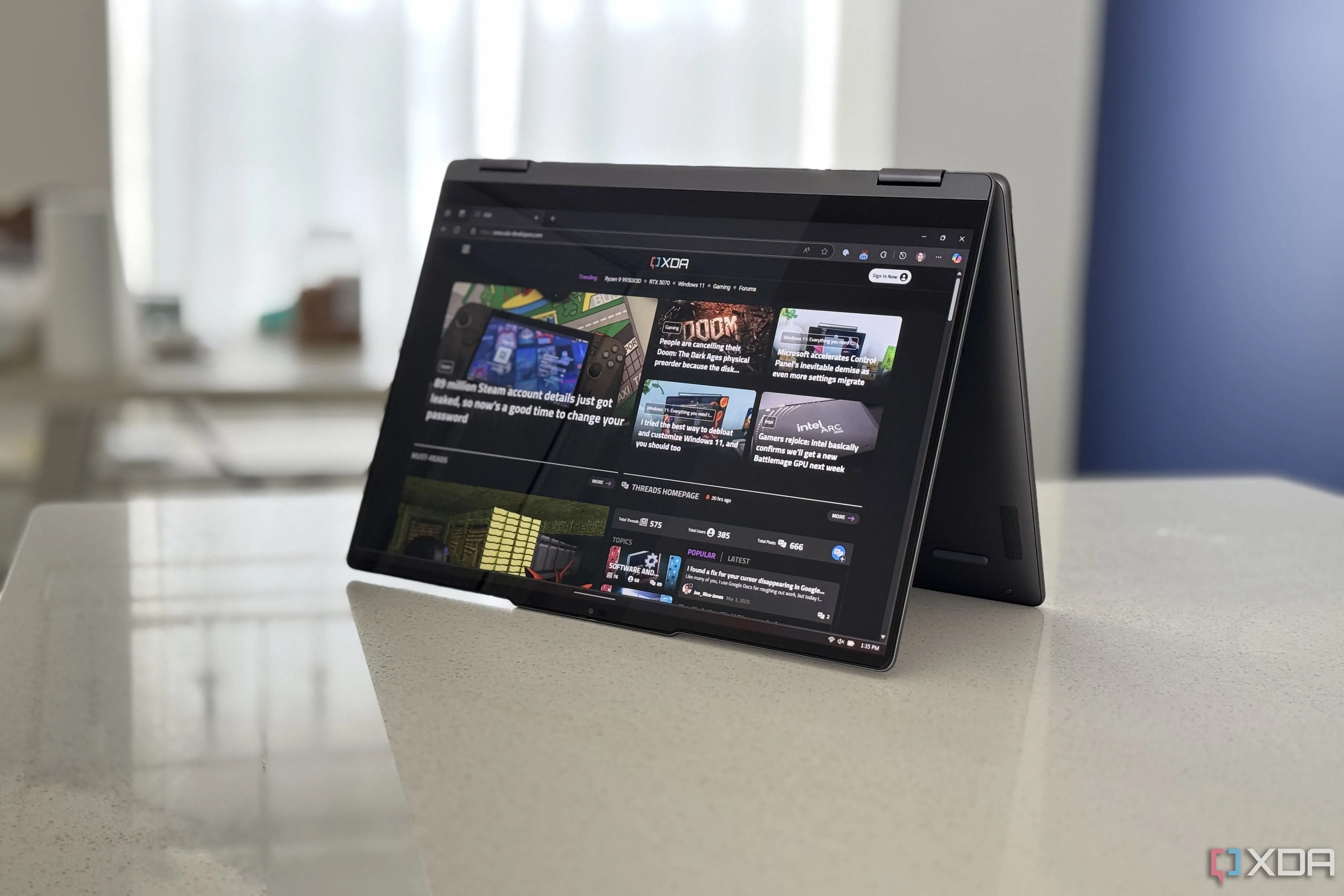 Góc nhìn mặt trước của laptop Lenovo Yoga 7i 2-in-1 16 inch