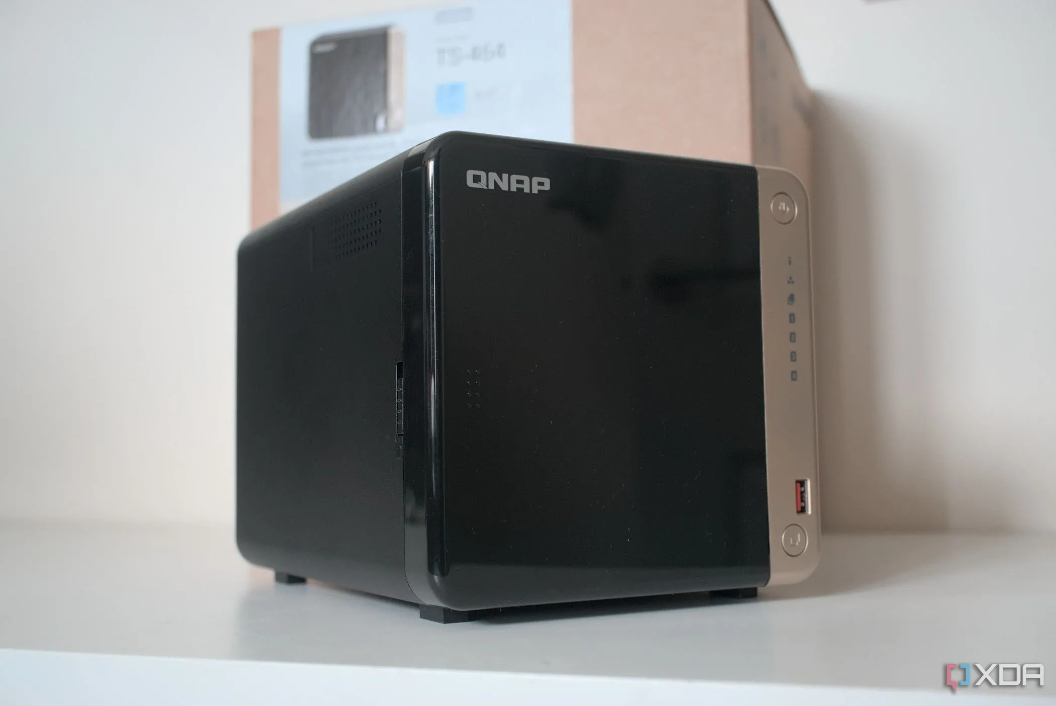 Góc nhìn tổng thể NAS QNAP TS-464, minh họa các tính năng bị giới hạn trên các mẫu NAS giá rẻ