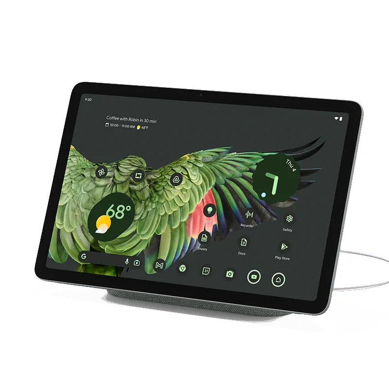 Google Pixel Tablet màu Hazel đặt trên đế sạc loa đi kèm