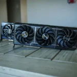 Hai card đồ họa Nvidia RTX 5060 Ti trên bàn, minh họa vấn đề kiểm soát nhiệt độ GPU
