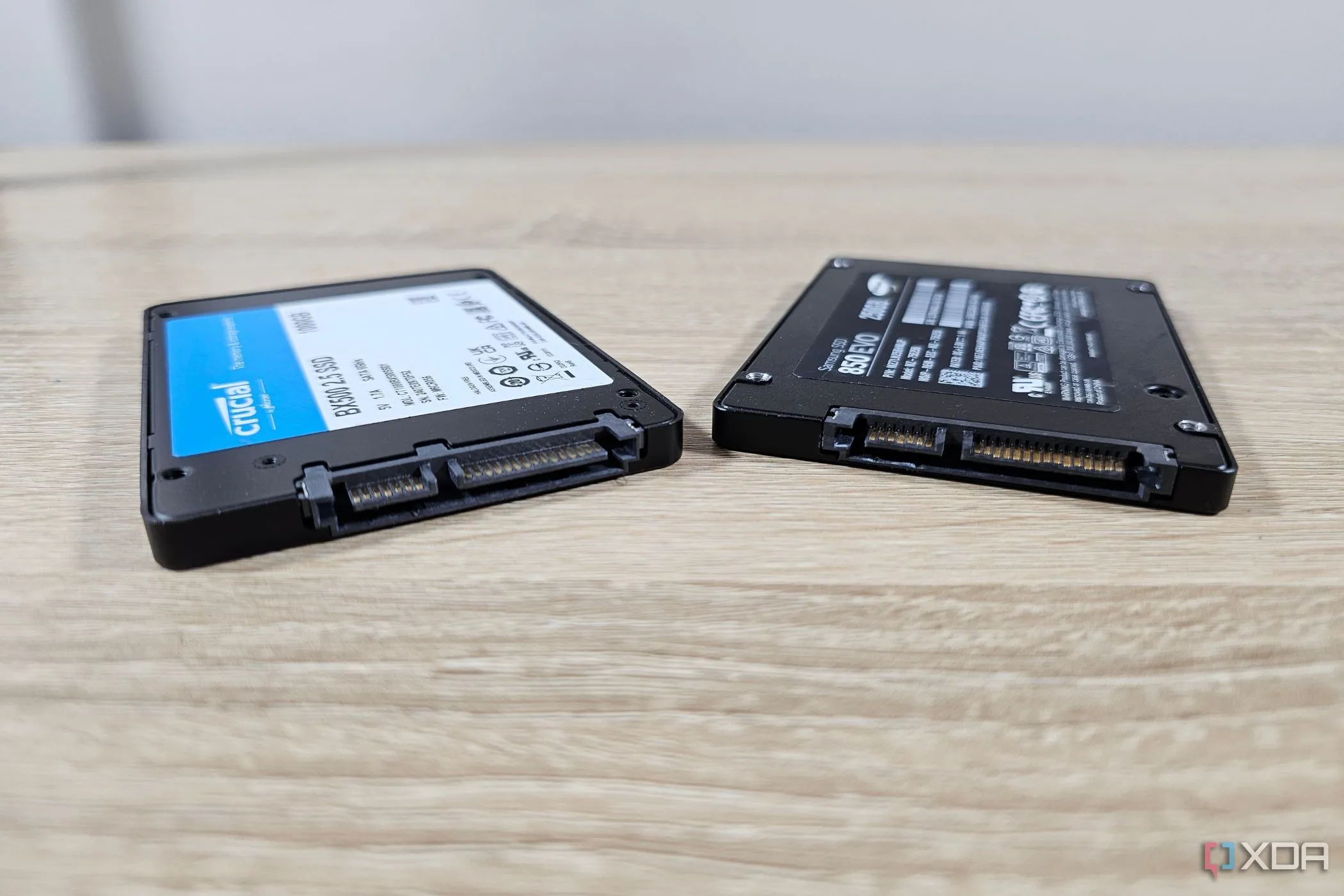 Hai ổ đĩa SSD của Samsung và Crucial đặt cạnh nhau, biểu trưng cho giải pháp bộ nhớ đệm SSD giúp kéo dài tuổi thọ và giảm hao mòn cho các ổ đĩa này.