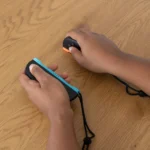Hai tay cầm Joy-Con 2 được sử dụng, một bên ở chế độ tay cầm tiêu chuẩn và một bên ở chế độ chuột, thể hiện sự linh hoạt của Nintendo Switch 2