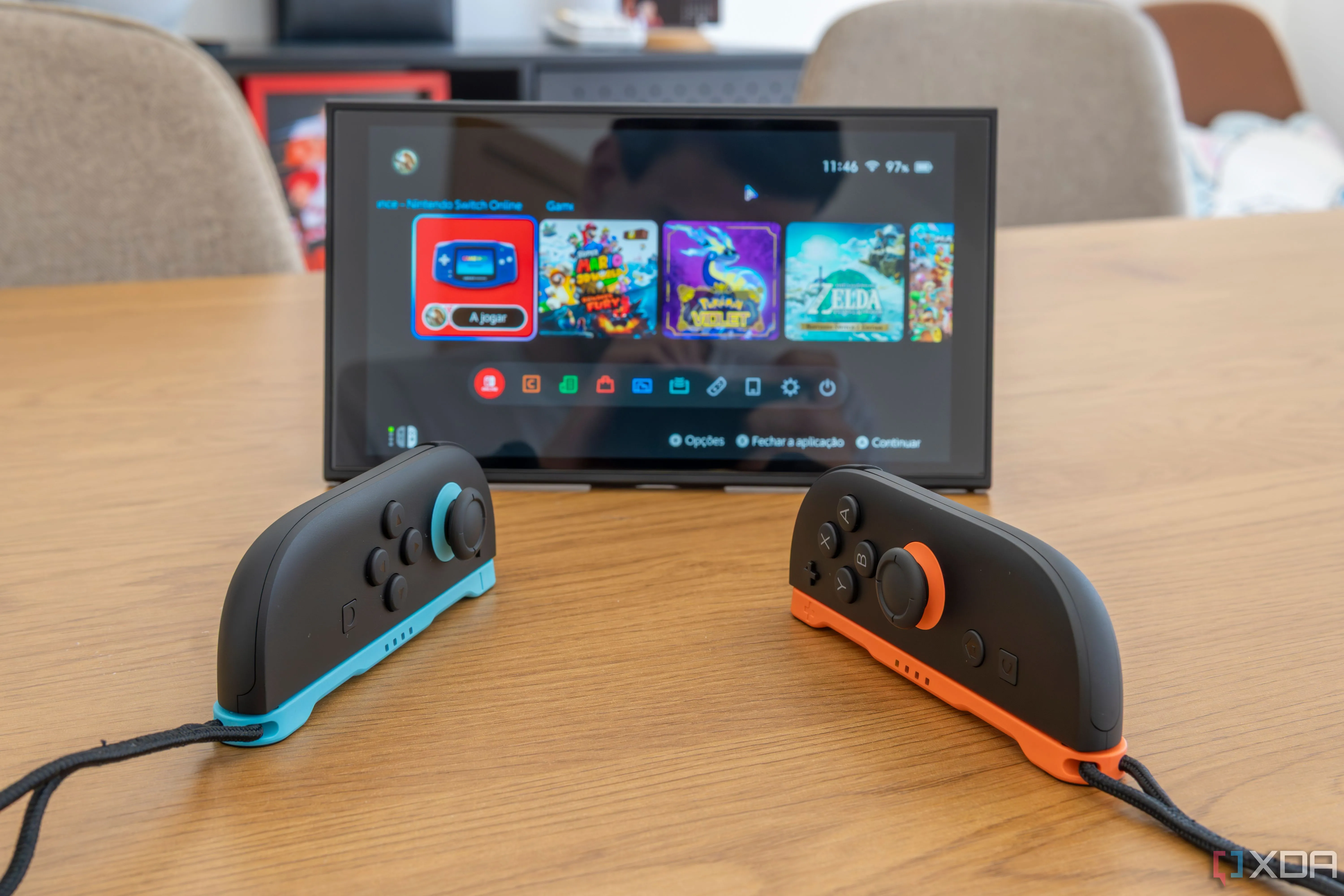 Hai tay cầm Joy-Con 2 ở chế độ chuột được đặt trước máy Nintendo Switch 2 đang ở chế độ tabletop, thể hiện khả năng hỗ trợ đa chuột của console