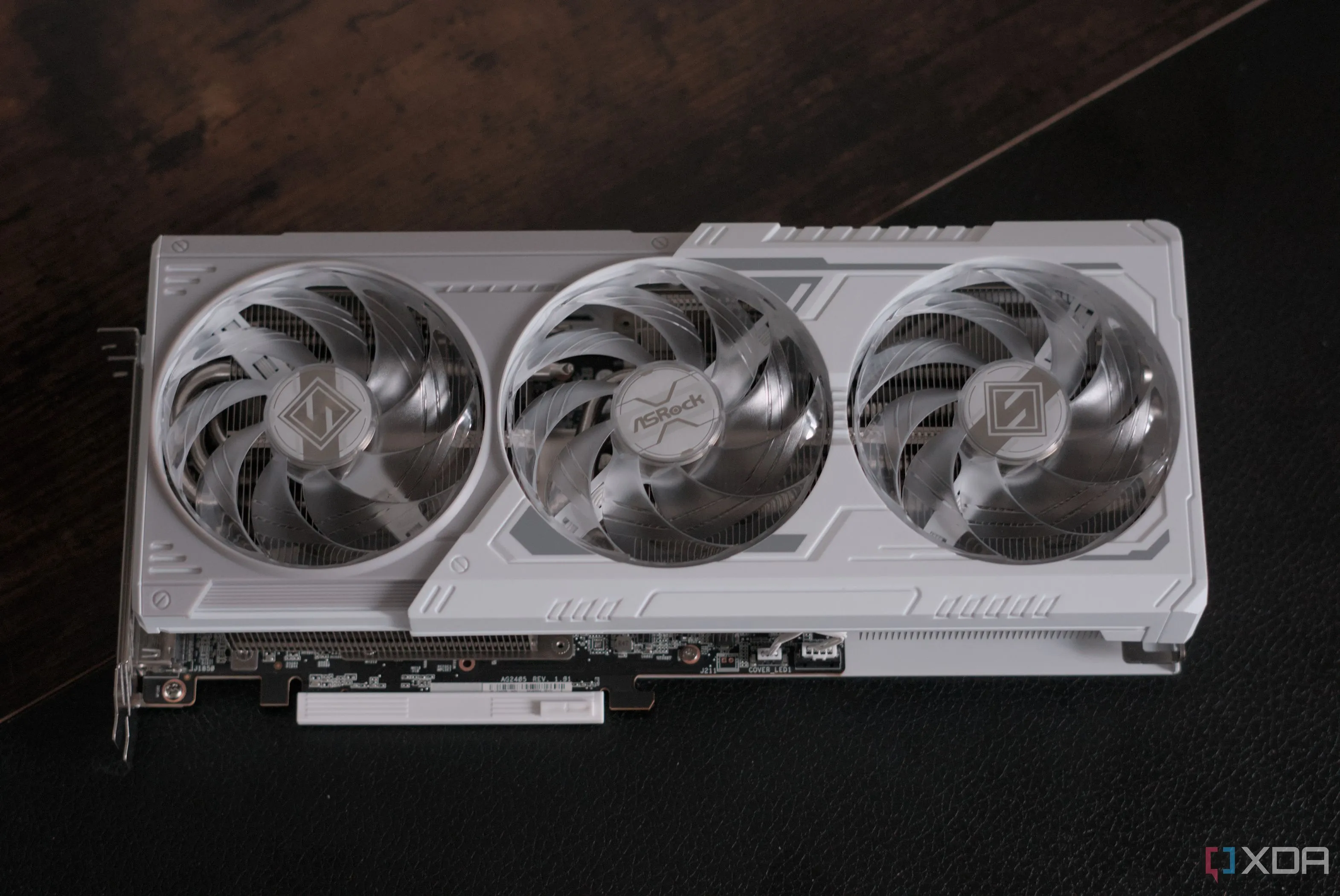 Hệ thống ba quạt tản nhiệt của card đồ họa ASRock Radeon RX 9070 Steel Legend từ góc nhìn trên