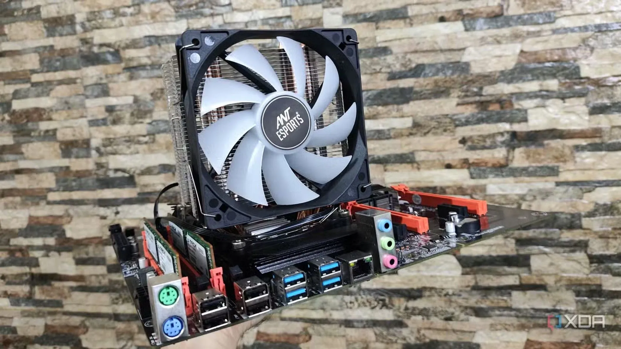 Hệ thống máy tính server với cấu hình đa CPU chuyên dụng cho khối lượng công việc nặng