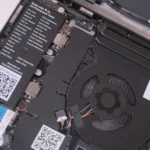 Hệ thống tản nhiệt bên trong Framework Laptop 13 AMD, minh họa thiết kế module độc đáo và khả năng nâng cấp dễ dàng của laptop Framework.