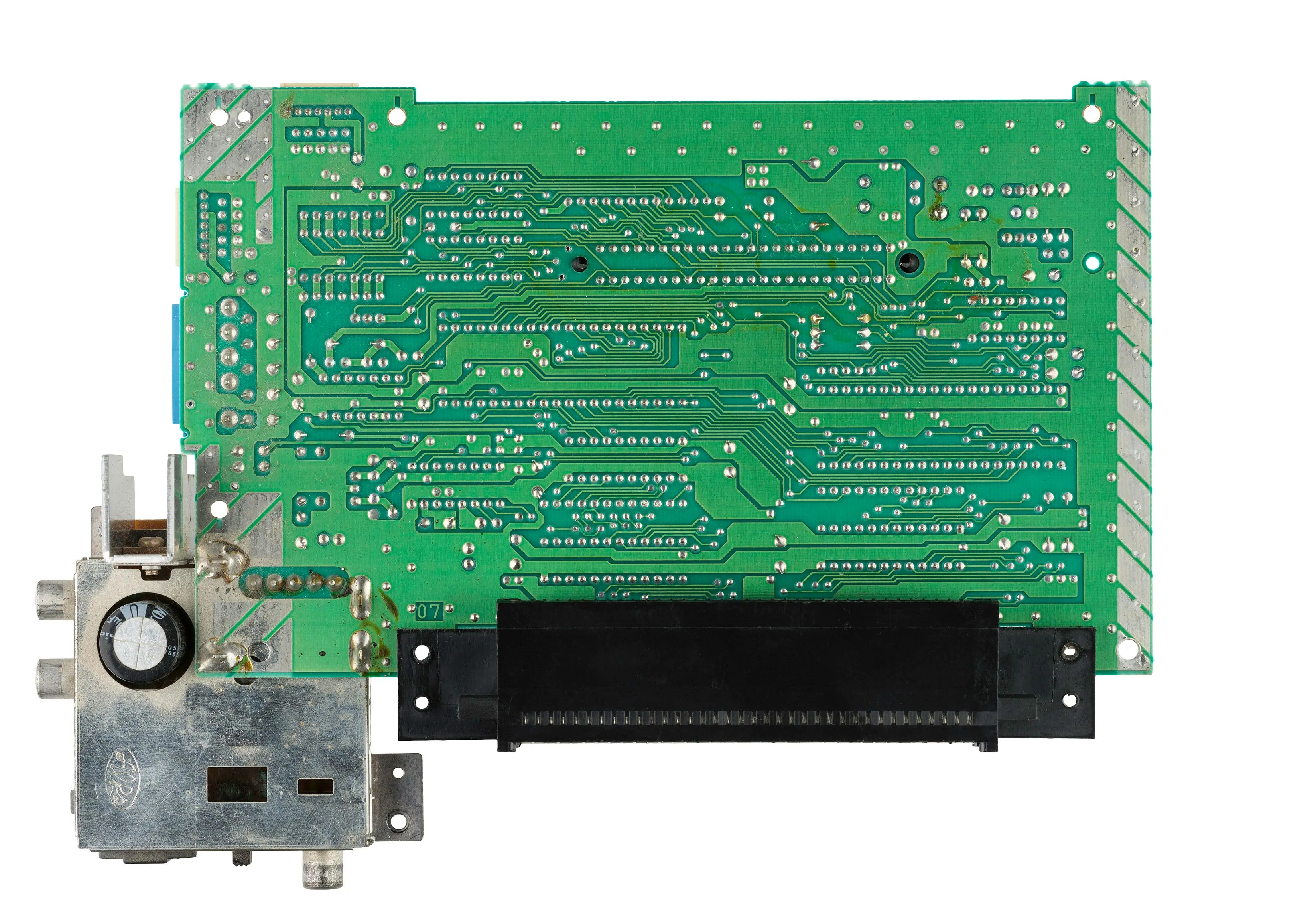 Hình ảnh bo mạch chủ của Nintendo NES từ mặt dưới, thể hiện hệ thống bus