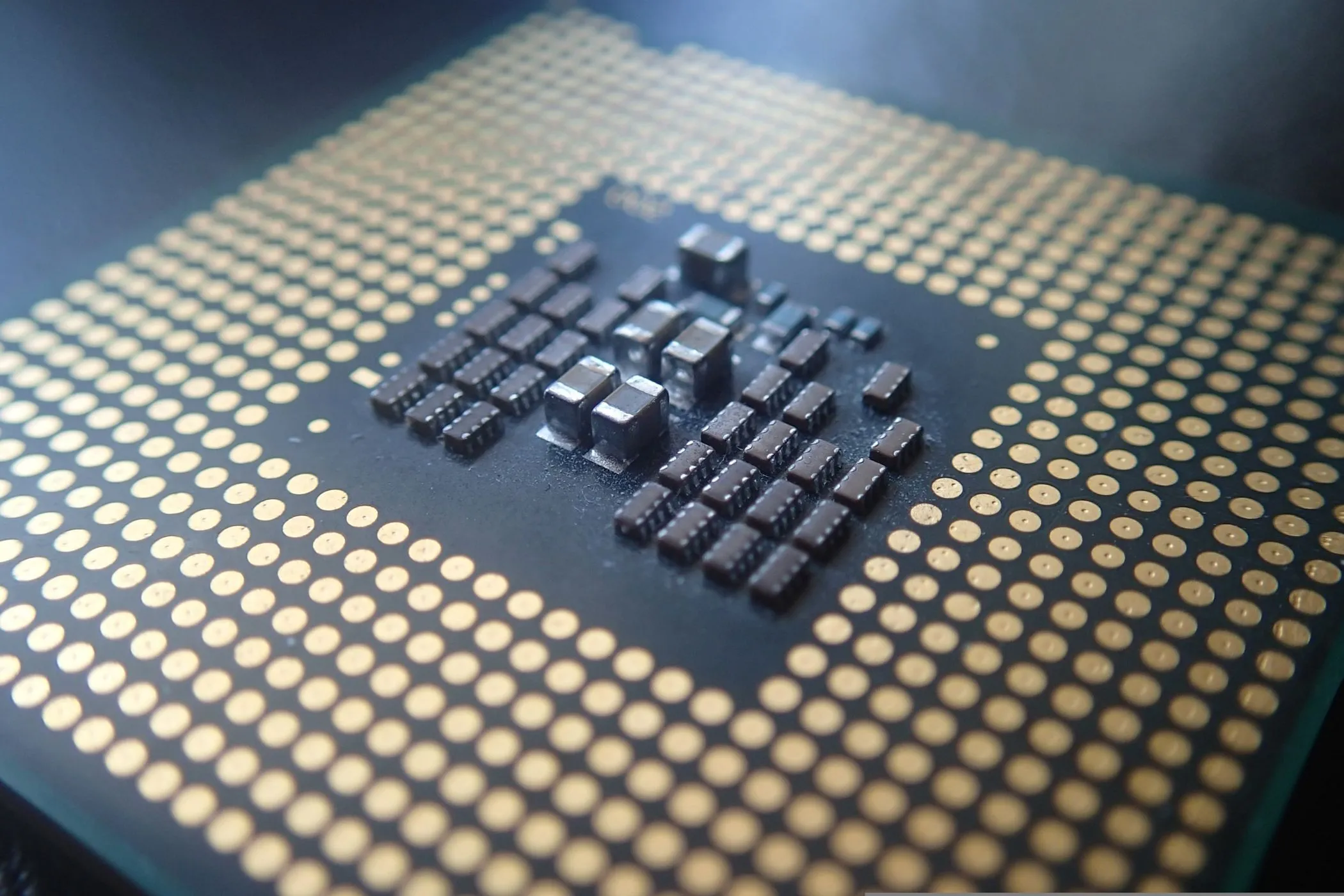 Hình ảnh cận cảnh một bộ vi xử lý (CPU), minh họa vấn đề thiếu hụt chip toàn cầu.
