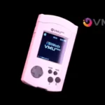 Hình ảnh cận cảnh VMU Pro của 8BitMods với màn hình hiển thị game và các nút điều khiển, thể hiện khả năng chơi game giả lập cầm tay.