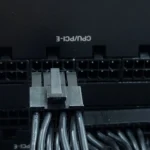 Hình ảnh cáp nguồn PCIe 8-pin được kết nối với bộ nguồn máy tính (PSU), minh họa sự chắc chắn và biên độ an toàn của chuẩn cũ.