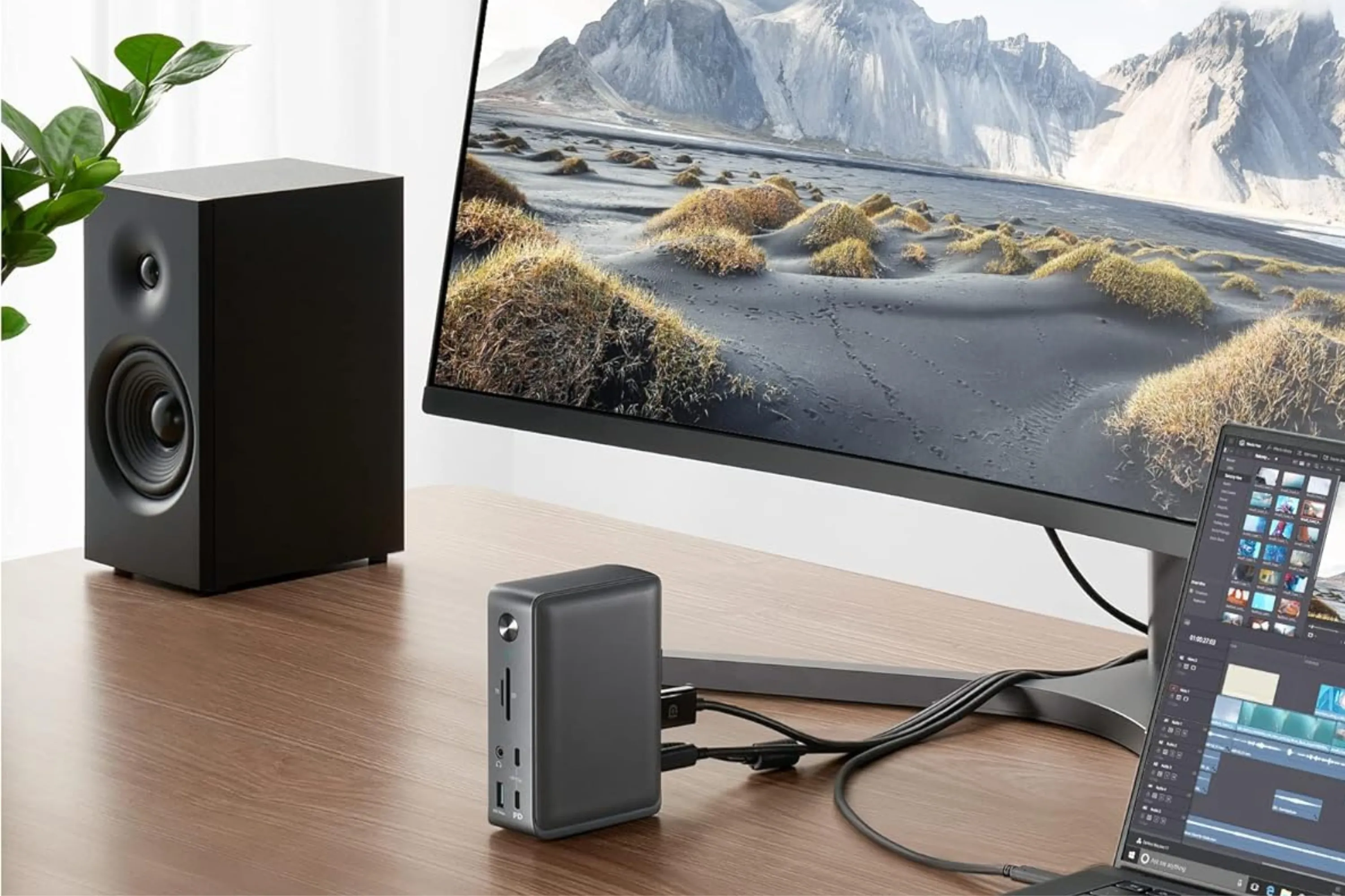 Hình ảnh Docking Station Anker PowerExpand 13-in-1 USB-C kết nối laptop và ba màn hình hiển thị