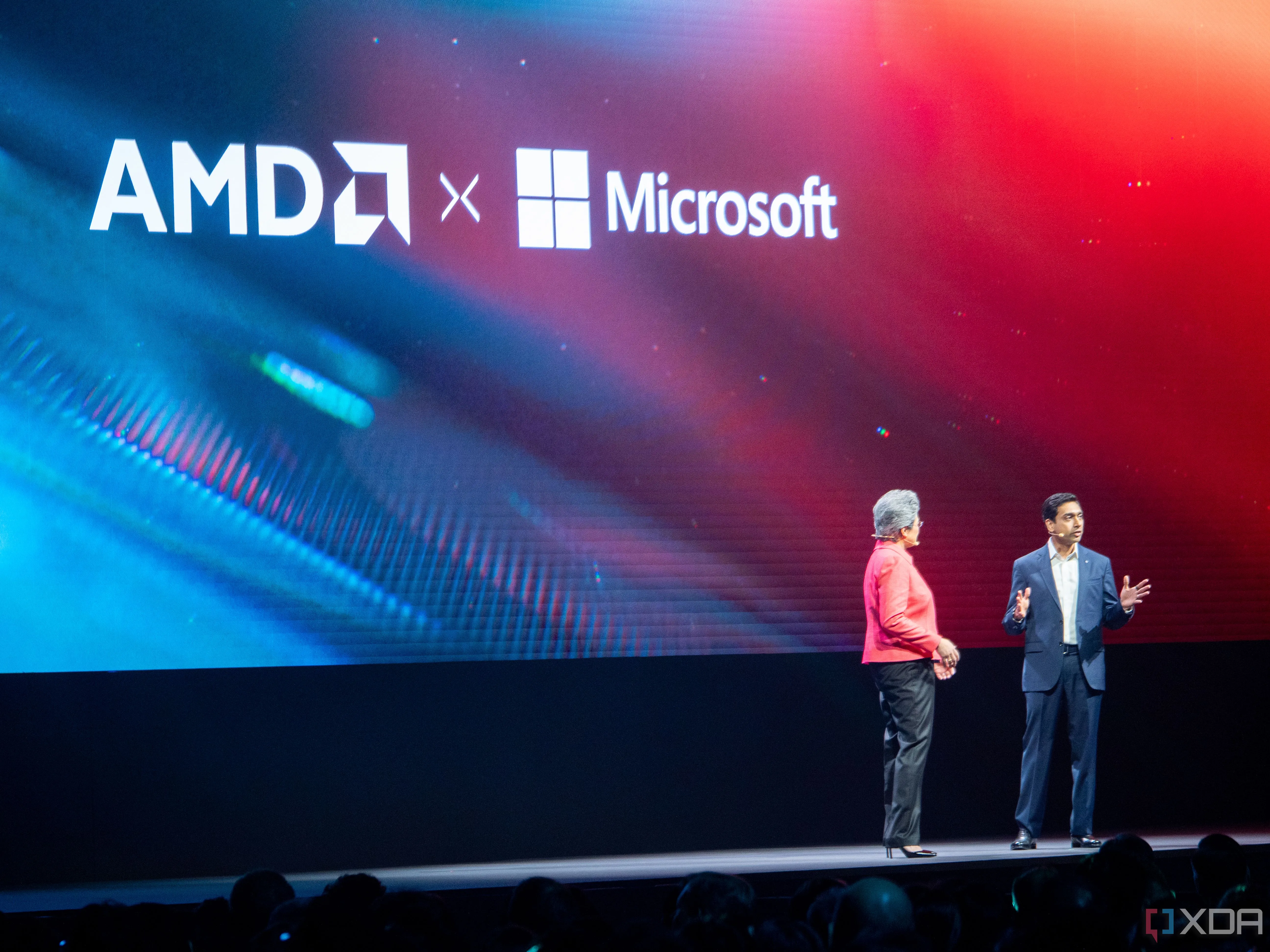 Hình ảnh logo AMD và Microsoft trên màn hình máy tính, biểu tượng cho sự hợp tác trong kỷ nguyên Copilot+ PC và công nghệ AI
