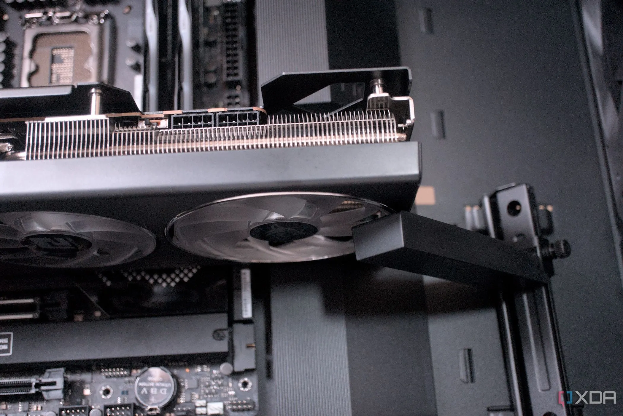 Hình ảnh minh họa card đồ họa Asus ProArt PA602 được lắp đặt an toàn trong case, cho thấy tầm quan trọng của giá đỡ chống chảy xệ GPU